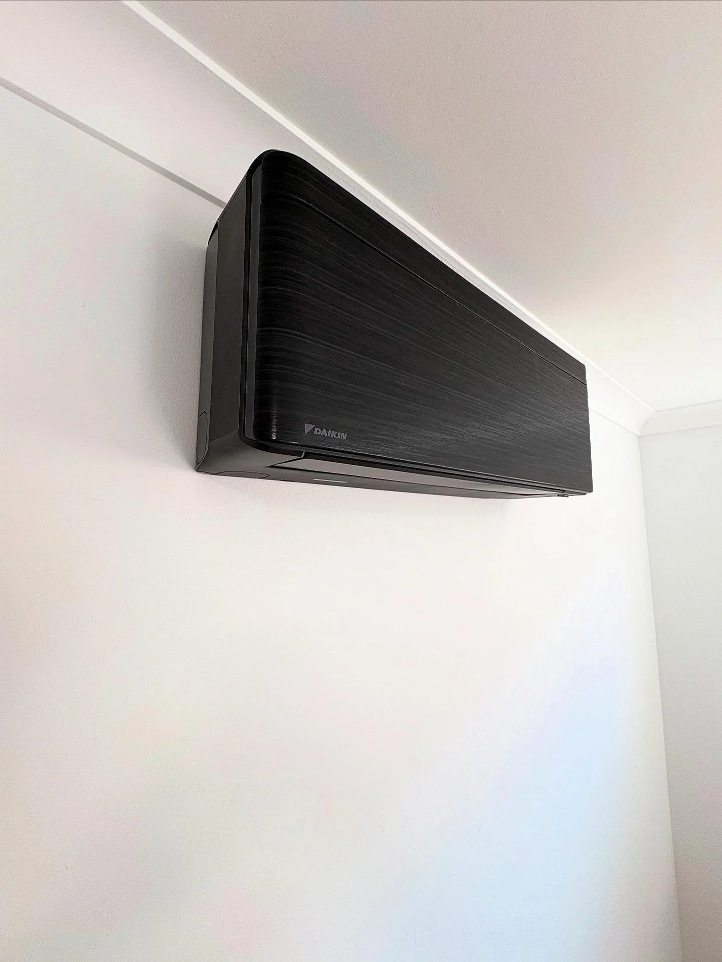 It&rsquo;s been a busy few weeks at Blue Wren Air..
Here are a couple shots of a quick little Black Daikin Zena 3.5KW System at Albion park!

Call us today! 
📞 0466813088
📧 Liam@bluewrenair.com.au