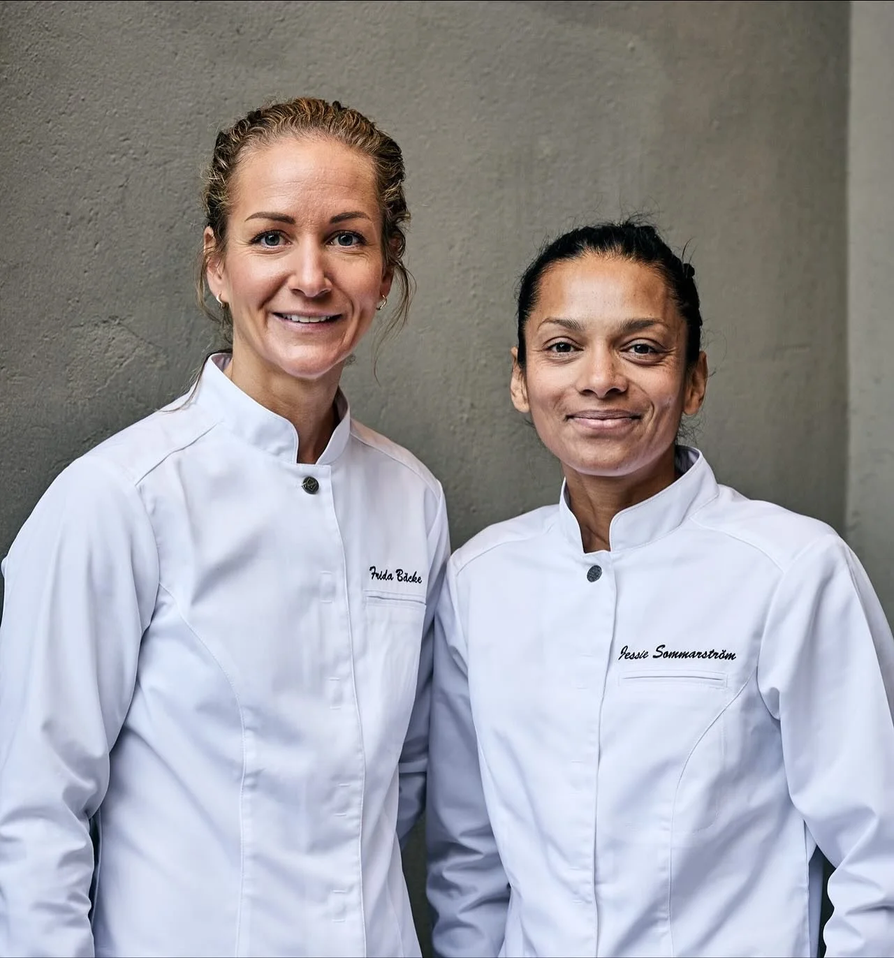 Den 21-22:a november gästas vi av inga mindre än @jessiesommarstrom & @pastryfrida som tillsammans med @jacob.holmstroem kommer laga sin autentiska meny från Nobel 2024. Utöver en gastronomisk upplevelse bjuder även Jess