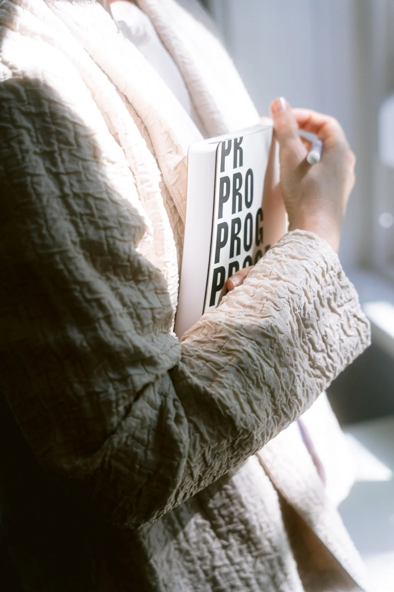 Mengyán Eszter - önazonos öltözködés falinaptár