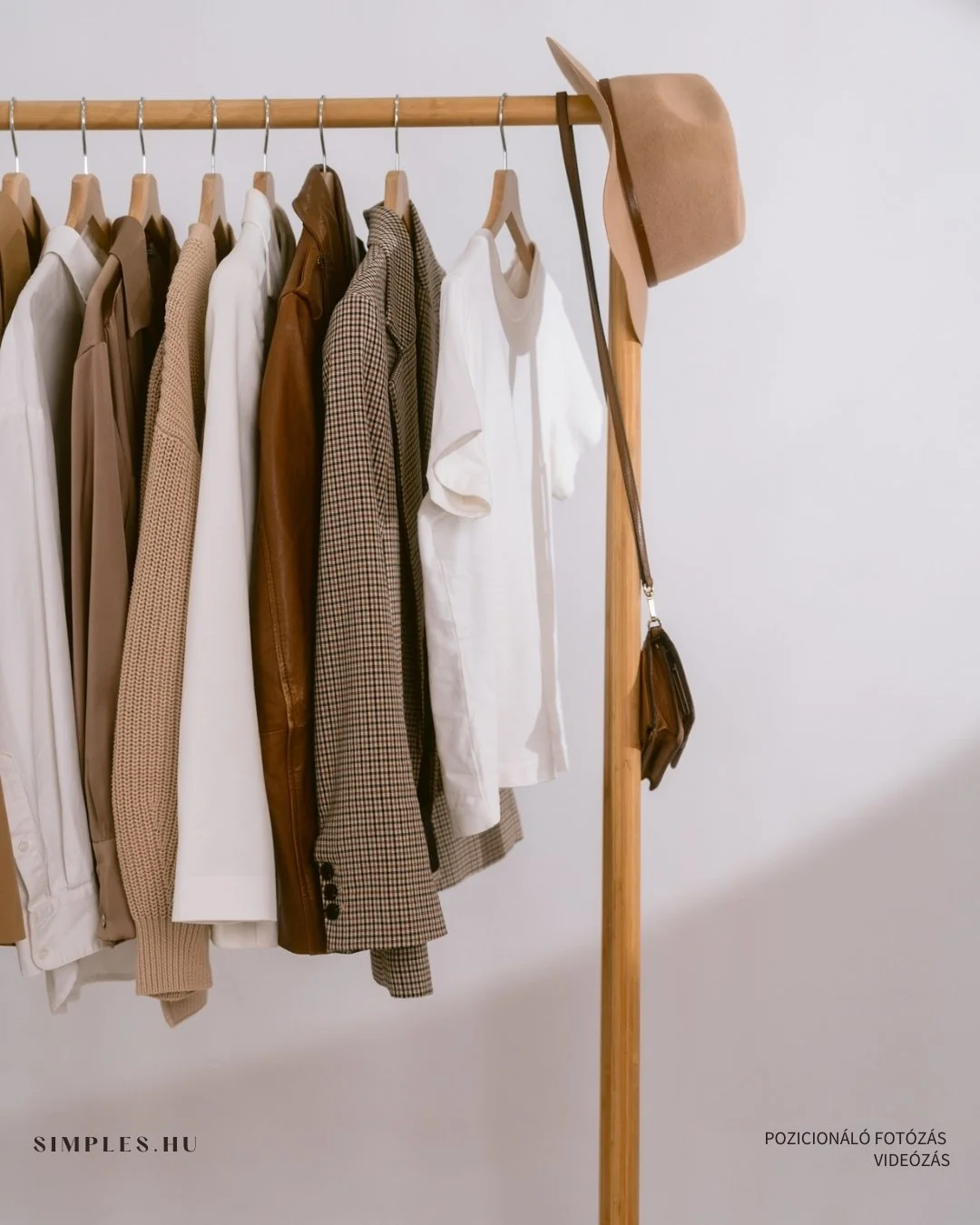 Minimalista &eacute;rt&eacute;kk&ouml;zpont&uacute;, tudatos kapszulagardr&oacute;b-coaching...
@styledbymeshy 
C&eacute;l Mesi szolg&aacute;ltat&aacute;s&aacute;b&oacute;l, st&iacute;lus&aacute;b&oacute;l kiindulva letisztult, szellős k&eacute;pekke