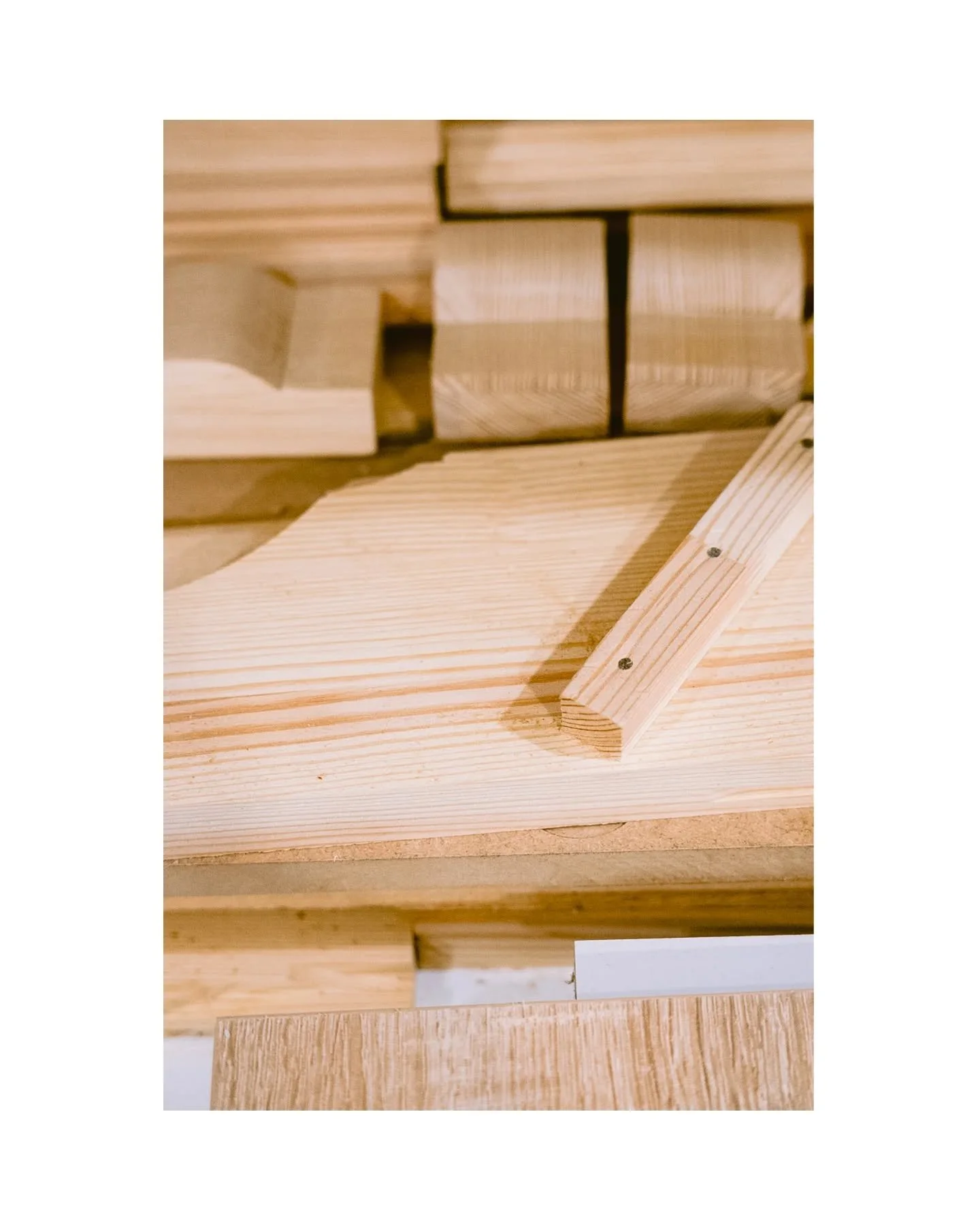 Mit tudsz megmutatni a munkafolyamataidb&oacute;l, ha szem&eacute;lyes m&aacute;rk&aacute;t &eacute;p&iacute;tesz?

P&eacute;ld&aacute;ul az egy&uuml;ttműk&ouml;d&eacute;seidet.

Az &ouml;sszeszokott csapat l&aacute;tszik a r&eacute;szleteken.
Ami