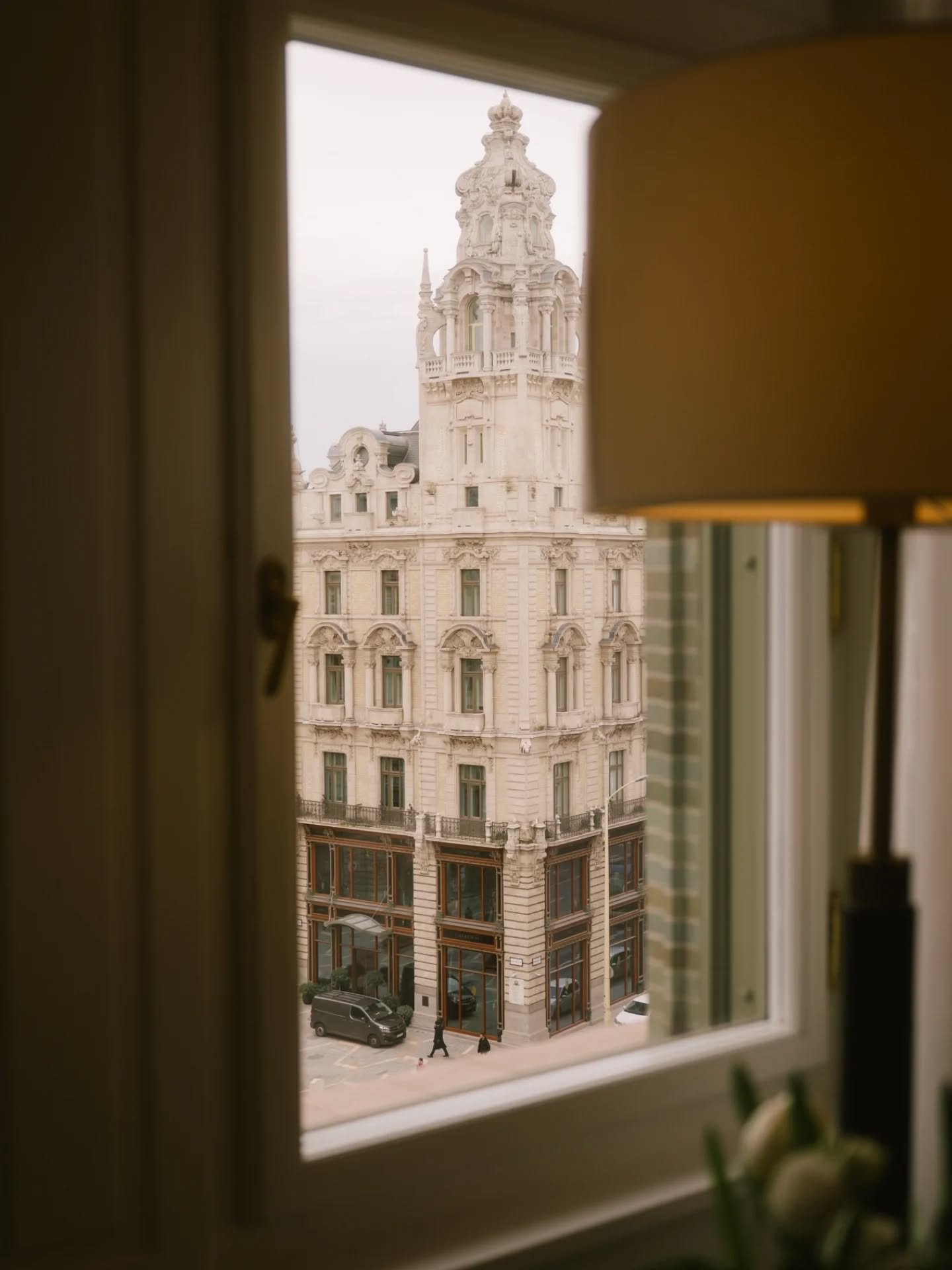 A sejtet&eacute;s izgalma

&Eacute;n nagyon szeretem a t&eacute;m&aacute;t indirekt m&oacute;don megk&ouml;zel&iacute;tő fot&oacute;kat. Azt a sejtelmess&eacute;get, ami előre jelez valamit, amit a tov&aacute;bbi k&eacute;pekkel tiszt&aacute;zunk.

L