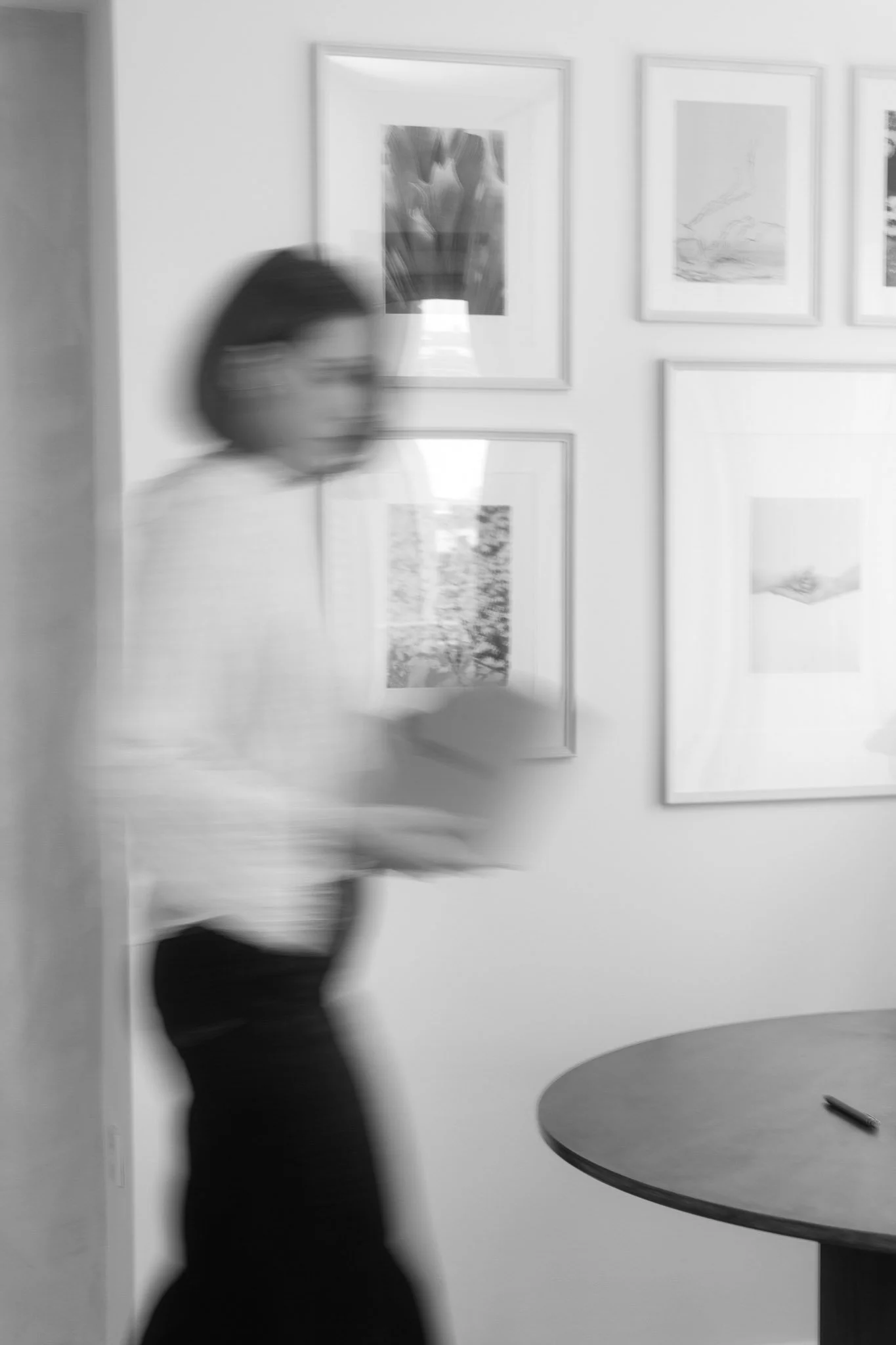 Sejtelmes személyes márka fotózás, cselekvés közben elkapott pillanat.