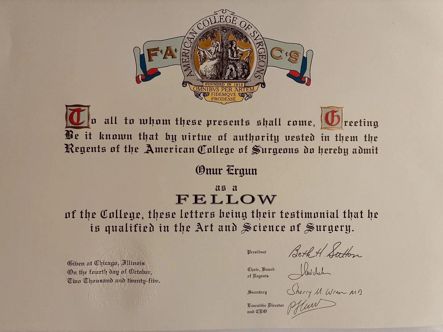 Yıllardır KBB cerrahisi alanında edindiğim deneyim ve eğitimler, American College of Surgeons tarafından mesleki standartlara bağlılığı ve uluslararası kabul g&ouml;rm&uuml;ş cerrahi kalite &ouml;l&ccedil;&uuml;tlerinin karşıladığını g&ouml;steren &l