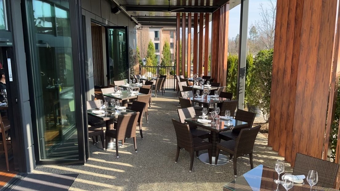 We love a patio day. ☀️ Make the most of the spring weather with us, and enjoy our spacious outdoor space!