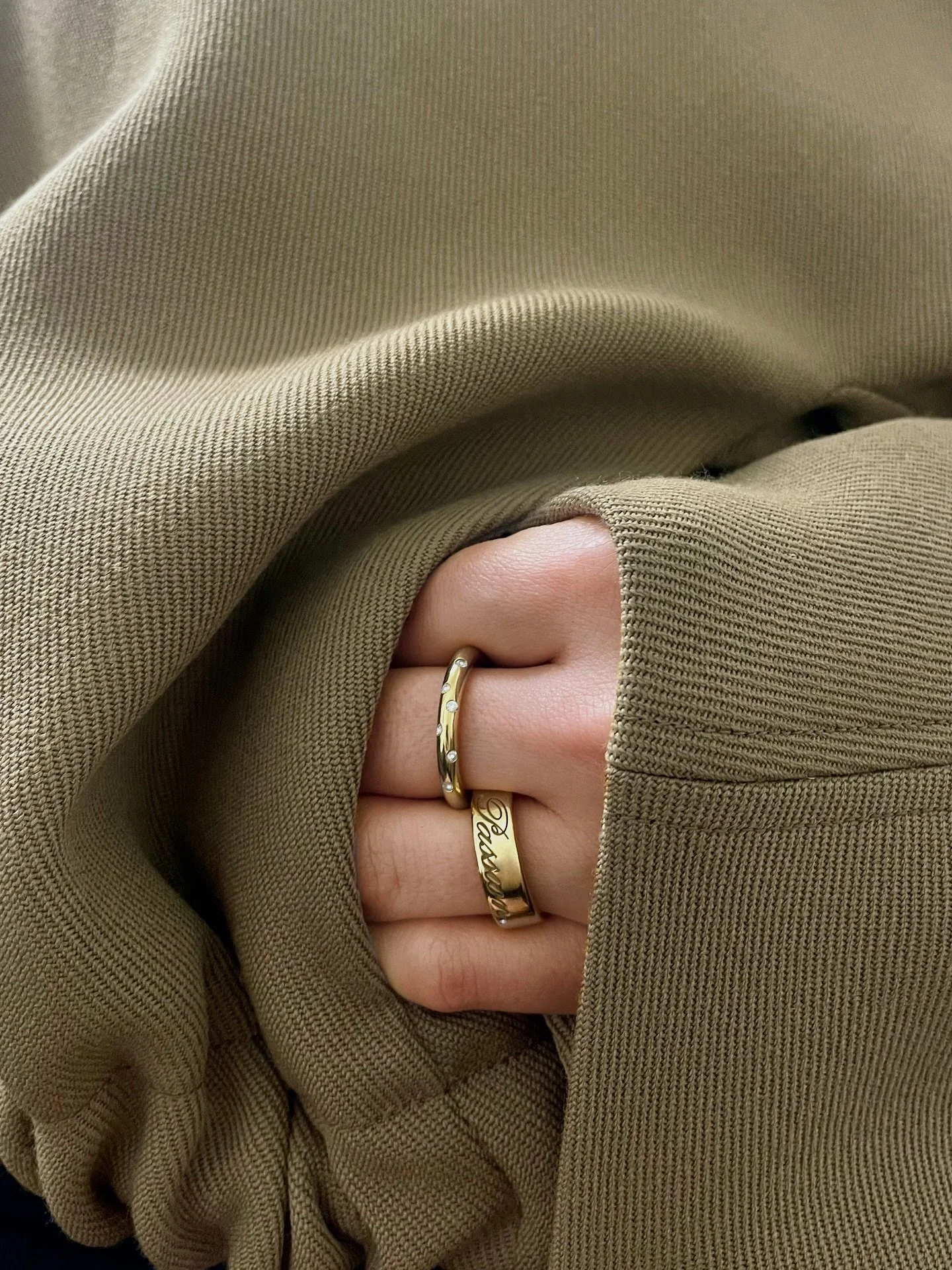 Script band, Pav&eacute; mini donut.