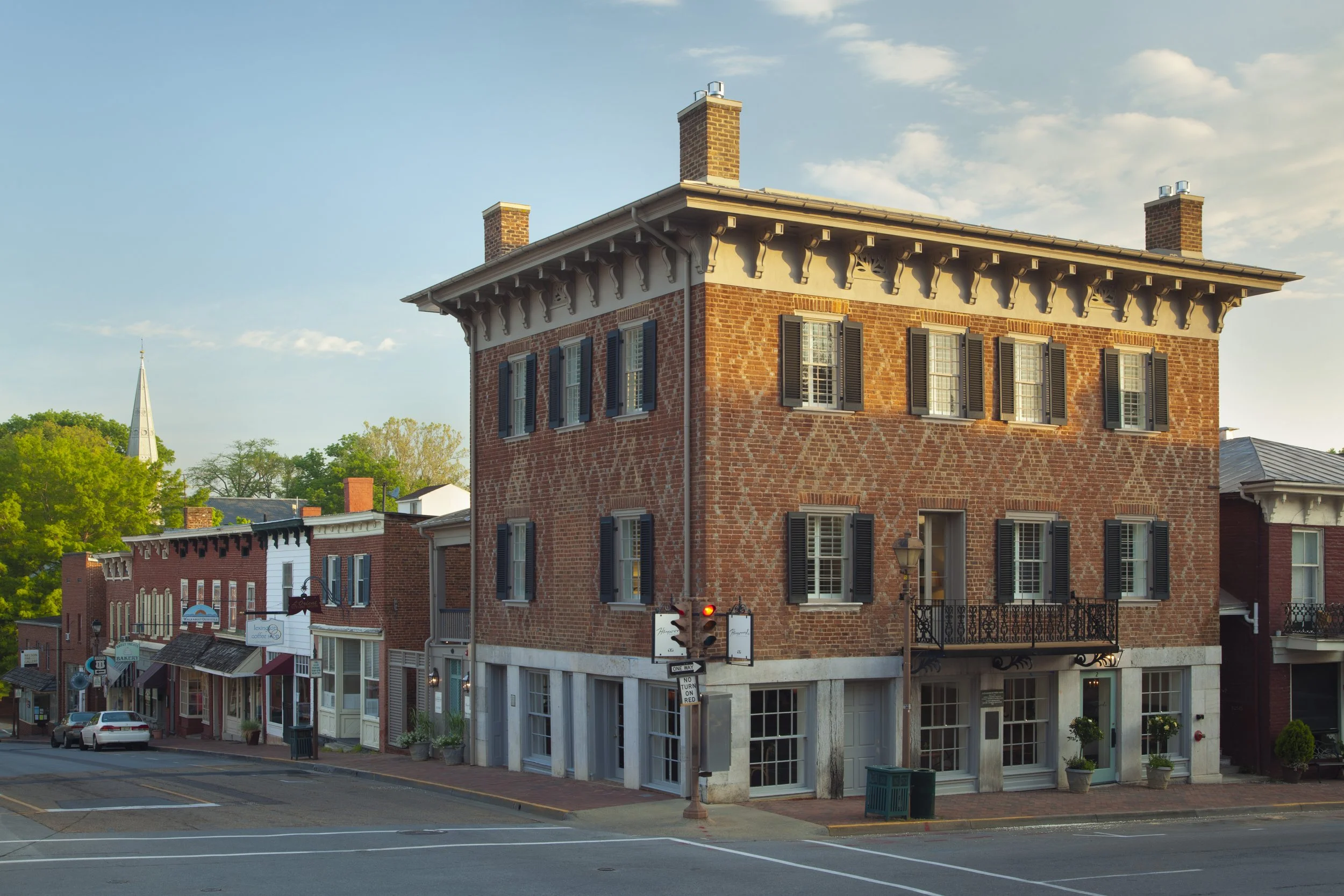 TheGeorges_Exterior_GordonGregory.jpg