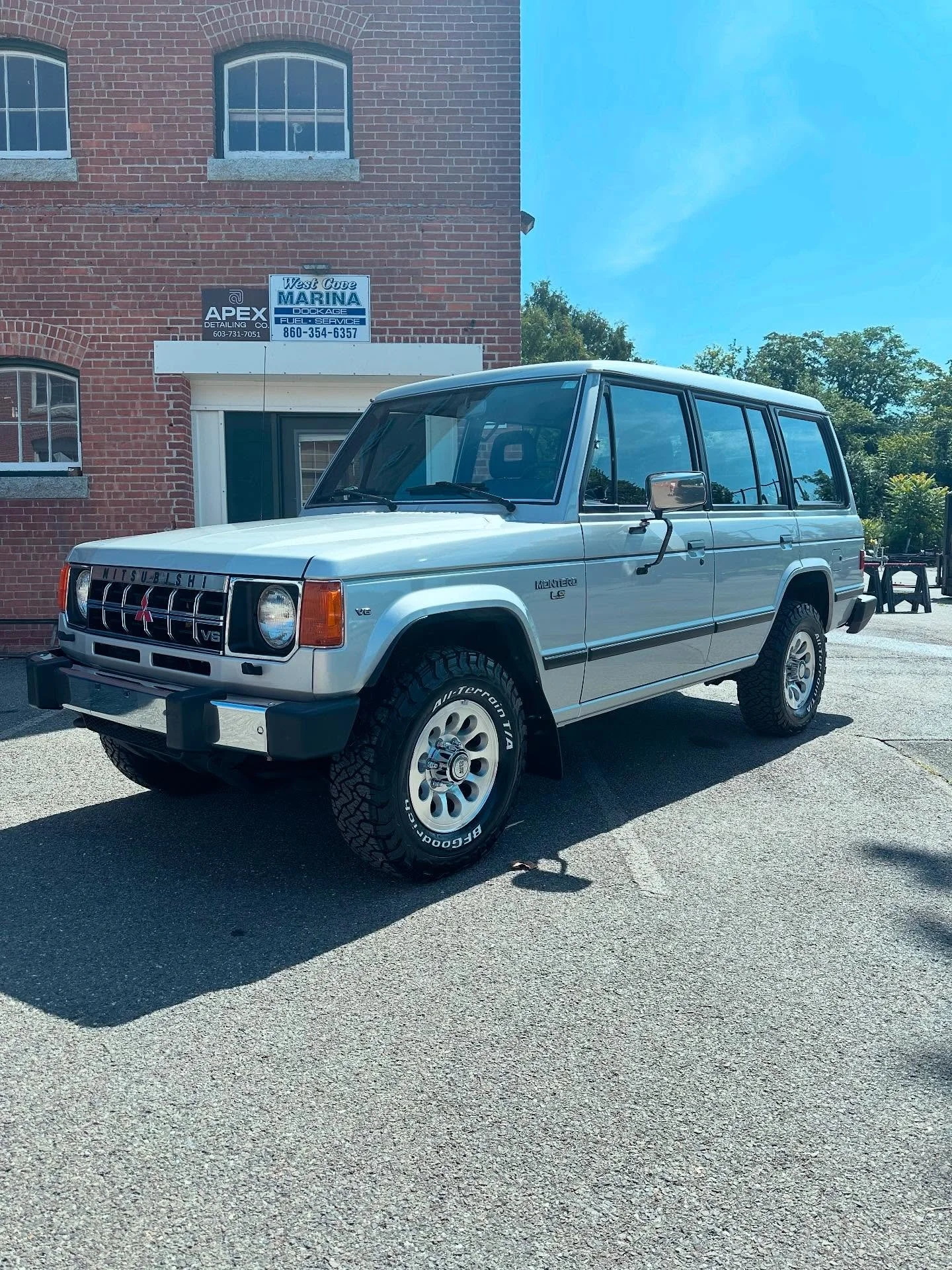 This 1990 Mitsubishi Montero received a very in depth exterior detail including countless paint chip repairs, full correction, and the ultimate two-layer ceramic coating, Crystal Serum Ultra topped with Exo 💎.
#gtechniq #crystalserumultra #exo #deta