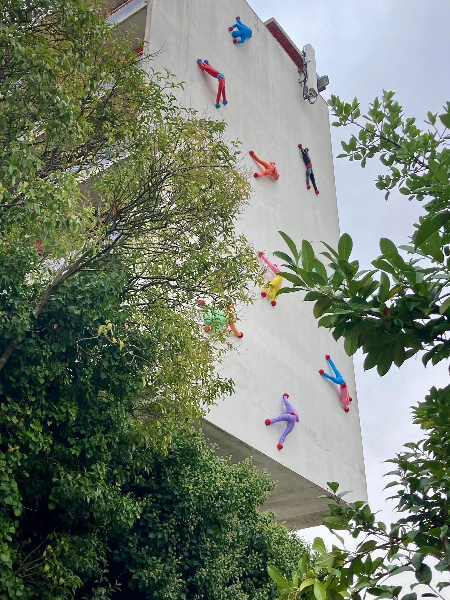 Depuis la rentr&eacute;e, aller choper un peu de couleurs dans les rues bordelaises. Morceaux choisis : 

🔵 Raviver une des joies de notre enfance : regarder d&eacute;gringoler le long d&rsquo;une vitre de petits bonhommes visqueux l&acirc;chant tou
