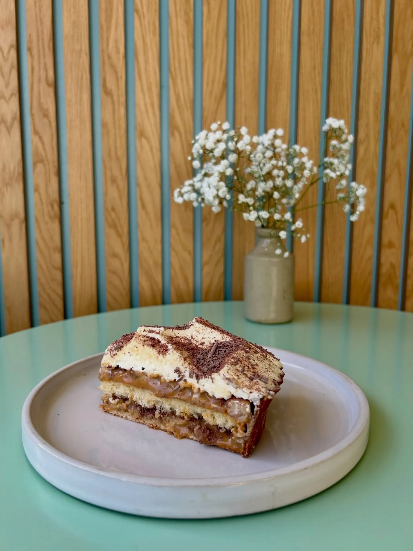 Banoffee pudding tart OR chocolate fudge loaf w/black treacle buttercream &amp; honeycomb?? 🤔 

On the counter this week along with all the usual deliciousness. Here &lsquo;til 4 lads 🍌