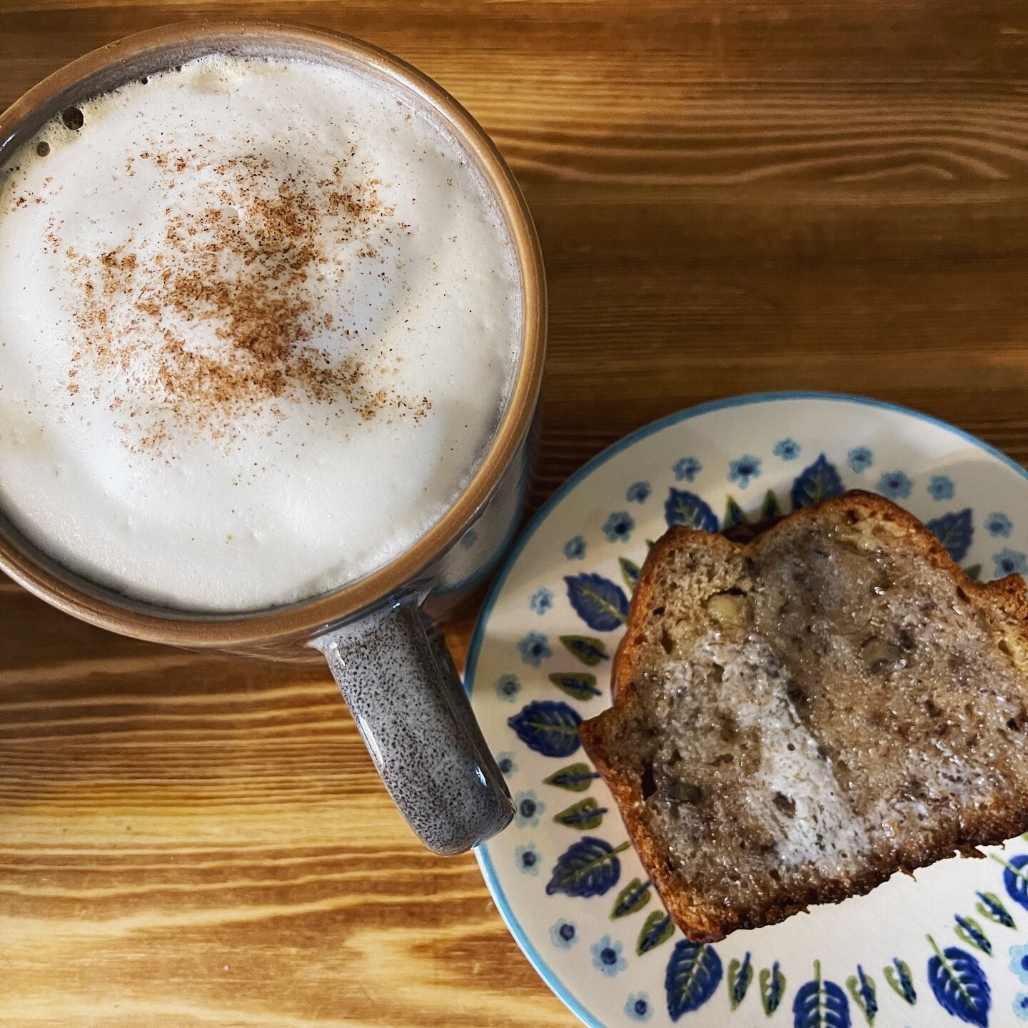 I haven&rsquo;t taken the time to make myself a latte in a very long time! I decided to treat myself this morning because why not?! :) I&rsquo;m pairing it with some awesome banana bread from a very thoughtful cousin! ❤️

#lattetime #coffeetime #mugo