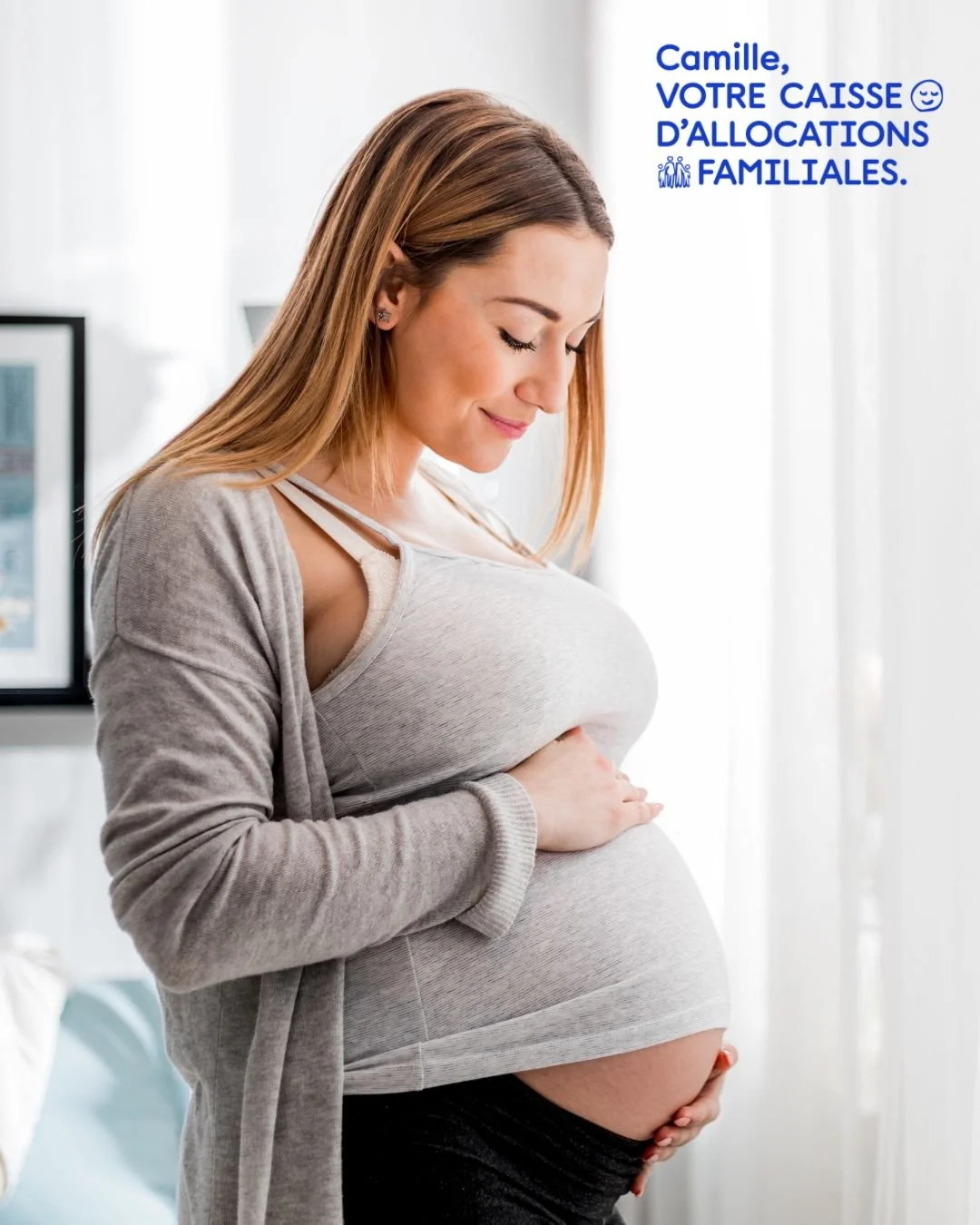 Logo de la Ligue des Familles, avec un symbole abstrait coloré et le texte en arc autour.