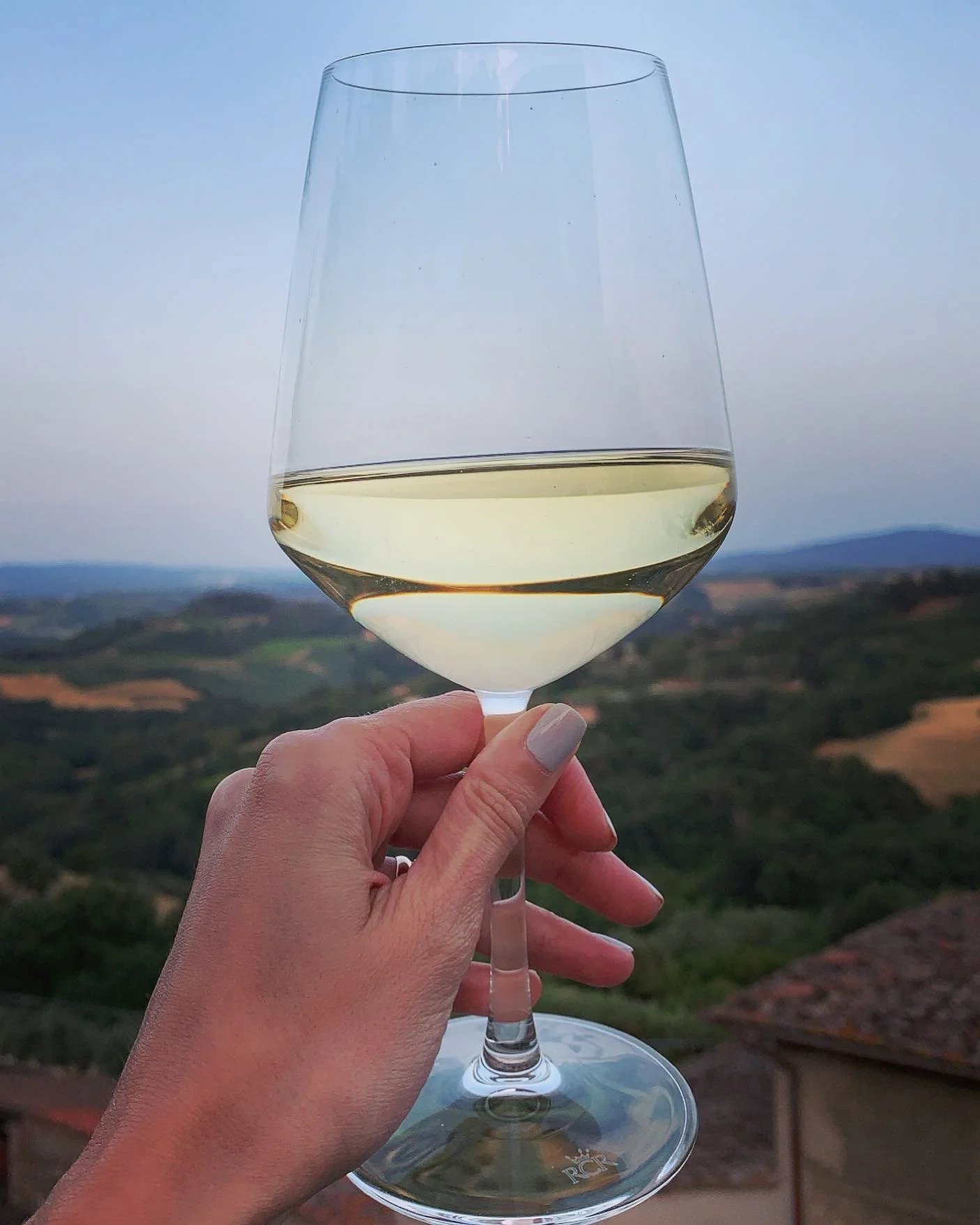 Cheers from Chianti! Tasting something new - Vernaccia di San Gimignano 😎