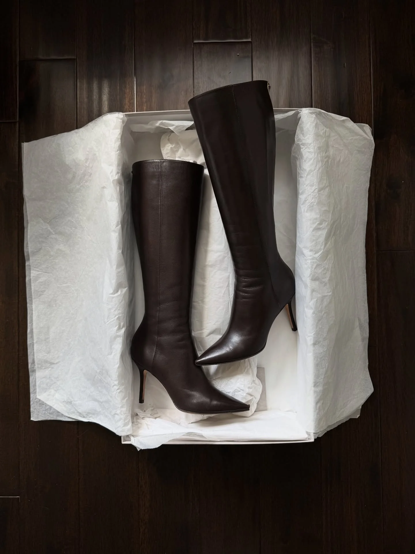 Cold weather. Tall boots. 
Shop The Market Collection - available now!🤍

#vintagejimmychoo #vintagechanel #vintagedolcegabbana #leatherboots #winterstyle #rare #vintagestyle