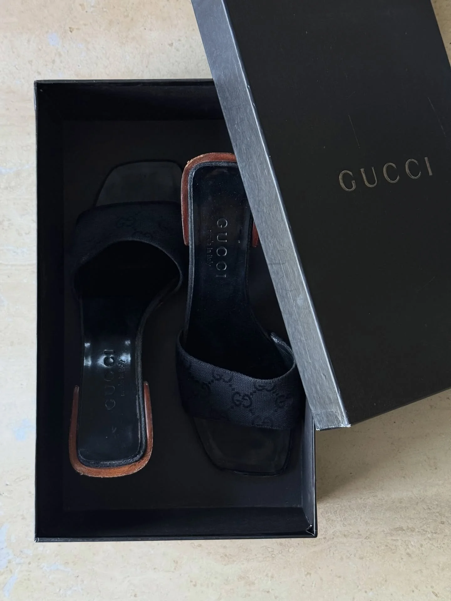 Good things come in little grey boxes.📦 
Size 5.5 available now

#vintage #vintagestyle #sourcing #nycvintage #vintageshop