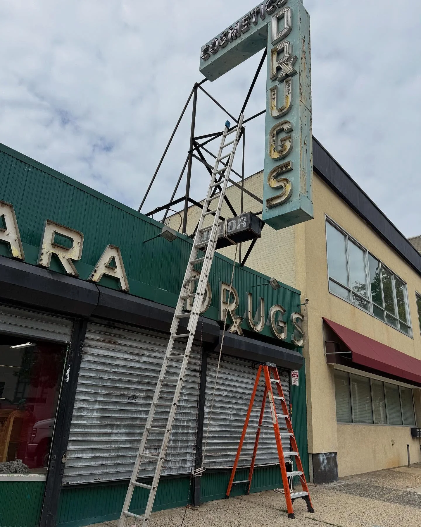 🧐 Mystery Solved! 🔎

Imagine Matt of @westwoodlightingandsalvage surprise when he found the iconic Ferrera Drugs &amp; Liquor sign free for the taking listed on Facebook Marketplace. How could it be?! 

Luckily, with a heart for preservation and a 