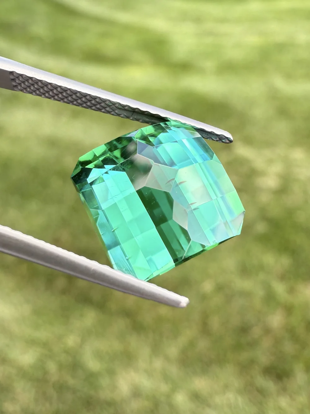 ジャノメクリーン Exceptional Namibian neon minty green fancy emerald cut tourmaline