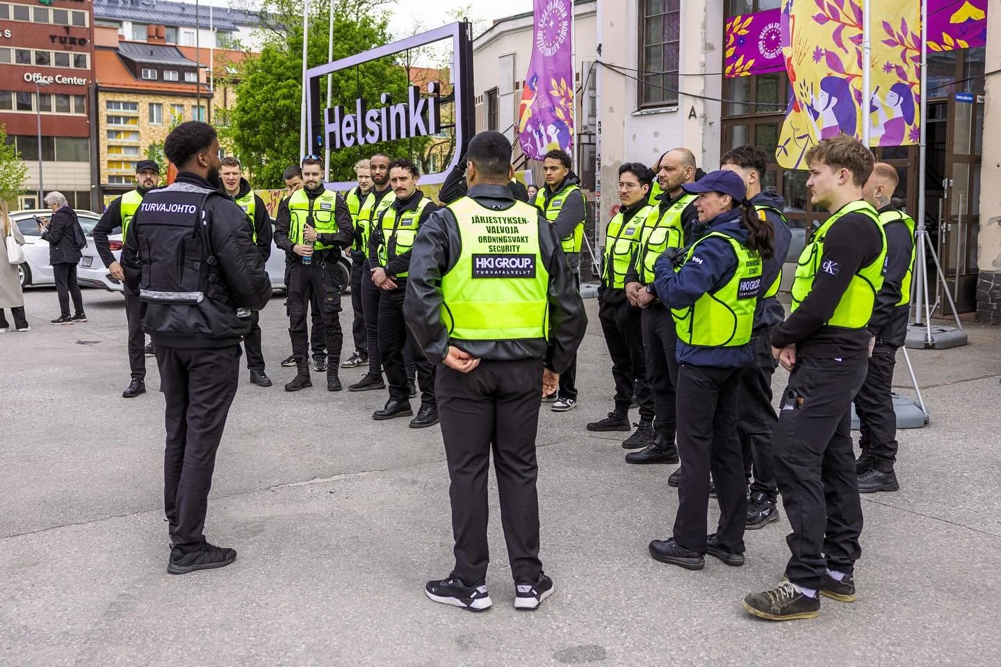 Turvaa ja kohtaamisia Maailma kyl&auml;ss&auml; -festivaalilla! 🤩

Iso kiitos festarin tuotannolle ja meid&auml;n huikealle tiimille. HKI Groupin ammattilaiset pitiv&auml;t huolen siit&auml;, ett&auml; tunnelma s&auml;ilyi turvallisena alusta loppuu