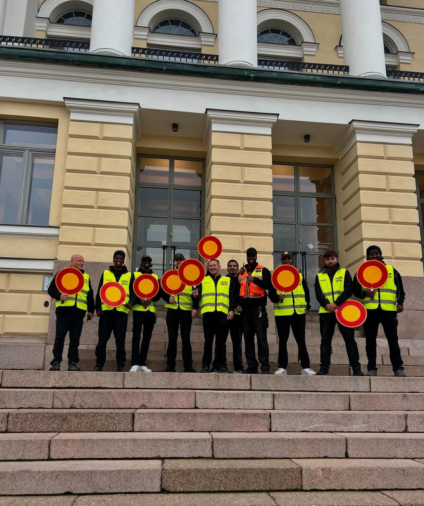 Kiitos Helsingin yliopiston Avajaiskarnevaaleista!🔥HKI Group vastasi tapahtumassa liikennej&auml;rjestelyist&auml; mm: liikenteenohjauksesta, siirtokehotusmerkeist&auml; ja tiesuluista. Upea p&auml;iv&auml; ja huikea tiimi 🖤 #liikennej&auml;rjestel