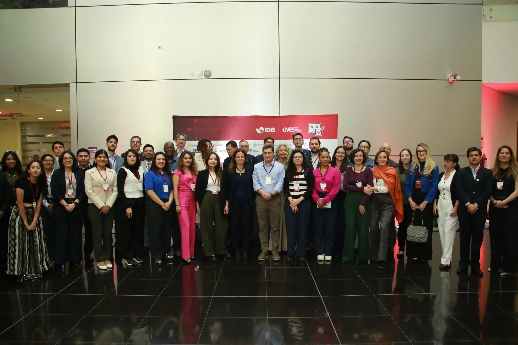 Comunidades de práctica para fortalecer capacidades de monitoreo y evaluación: la experiencia de ReDeCA