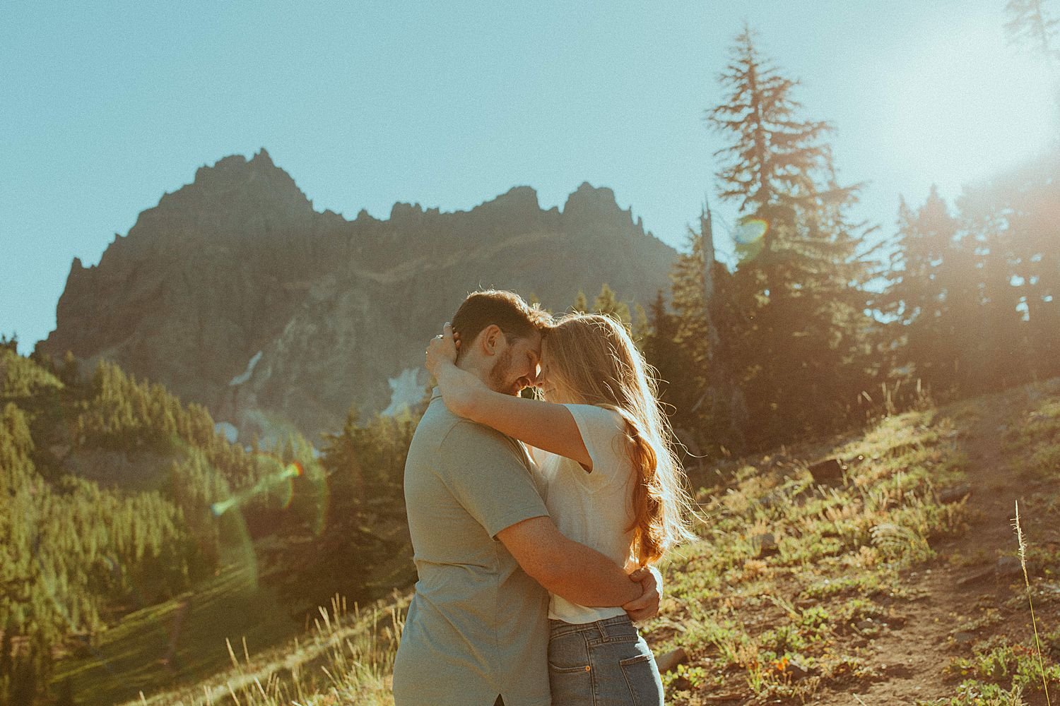 bend-oregon-hiking-mountain-engagement-session_4138.jpg