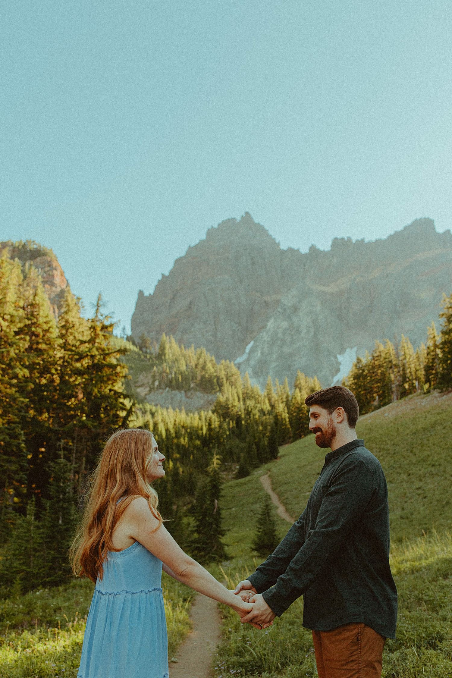 bend-oregon-hiking-mountain-engagement-session_4176.jpg