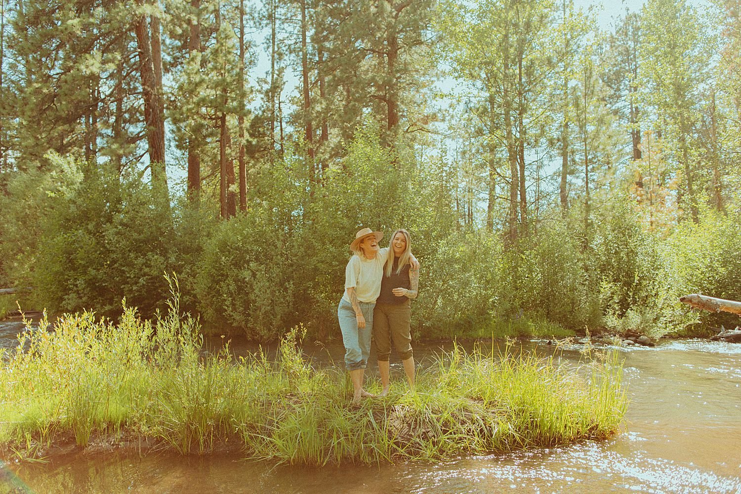 bend-oregon-river-engagement-session_4069.jpg