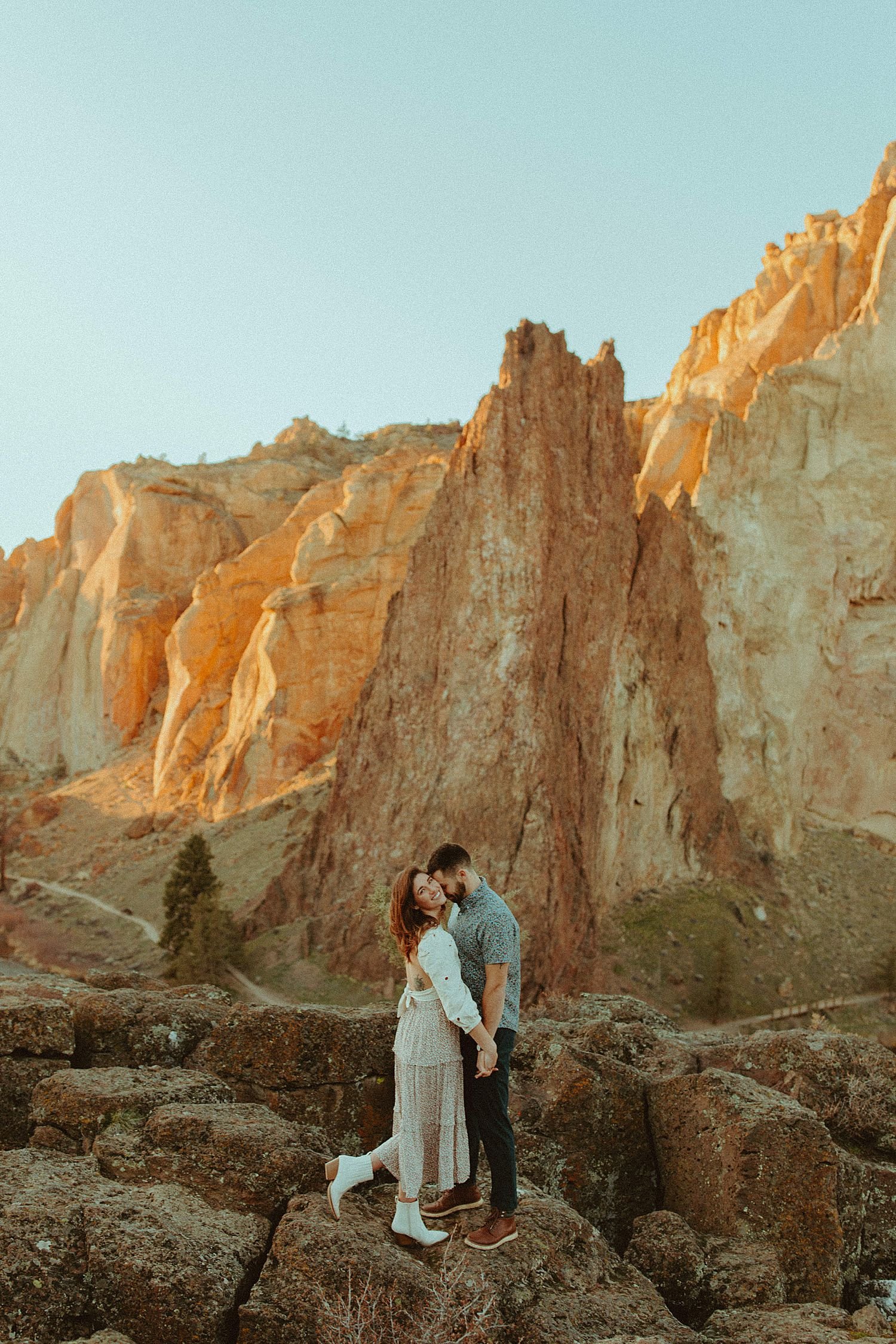 smith-rock-campervan-engagement-photos_2905.jpg