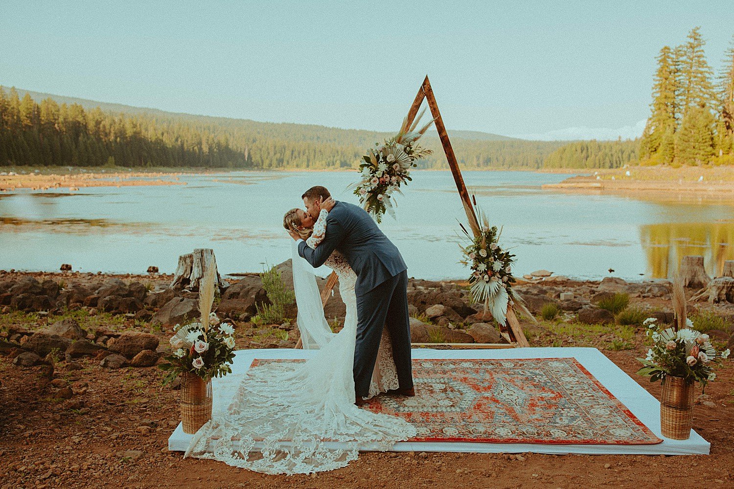 elk-lake-oregon-woodsy-intimate-wedding_1462.jpg