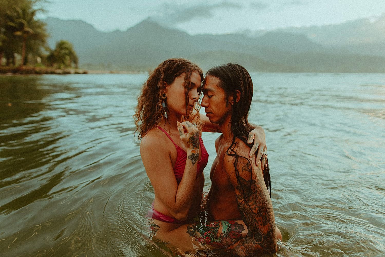 kauai-hanalei-bay-swim-couples-session_7109.jpg