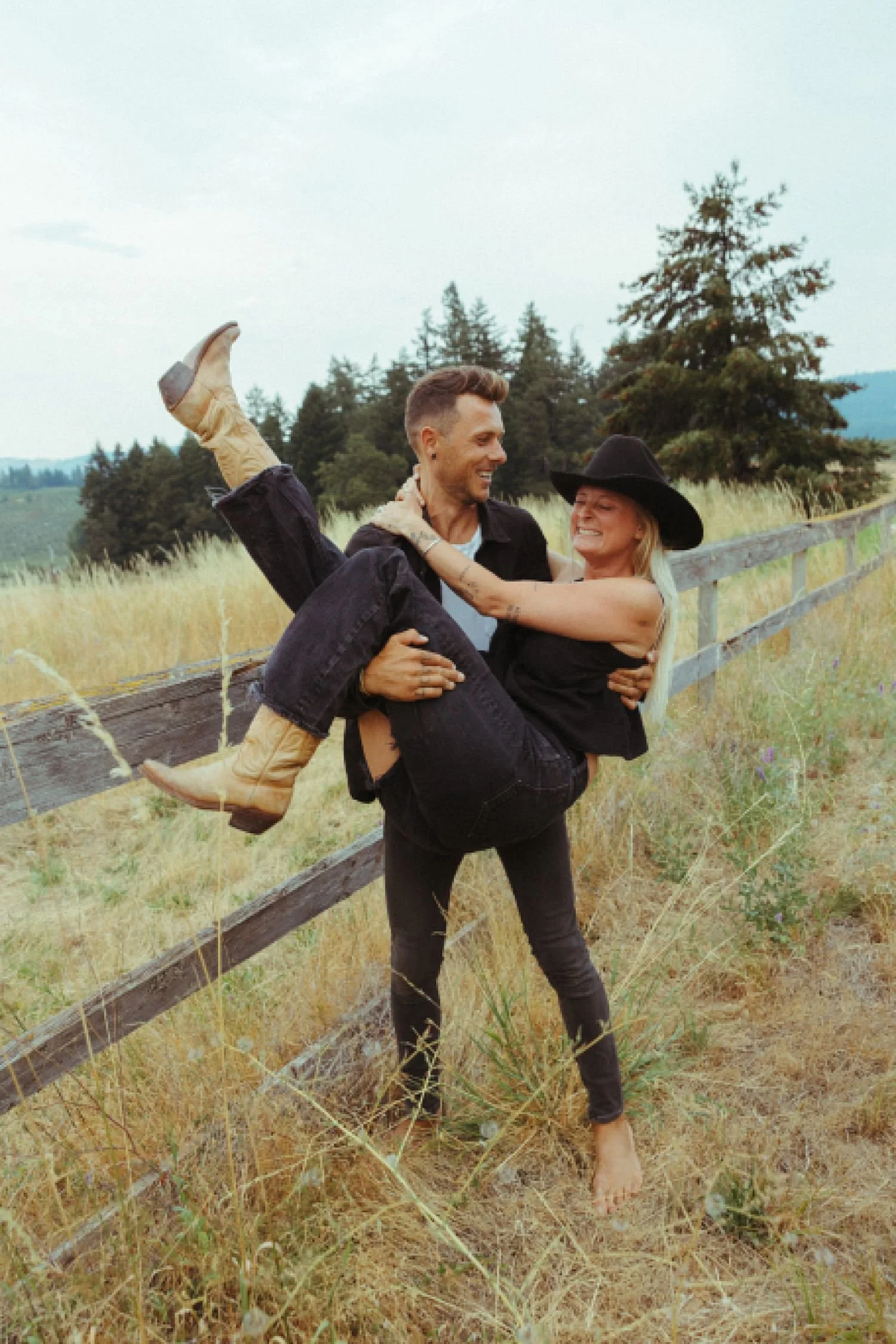 hood-river-nomad-camper-couples-photos_1863.jpg
