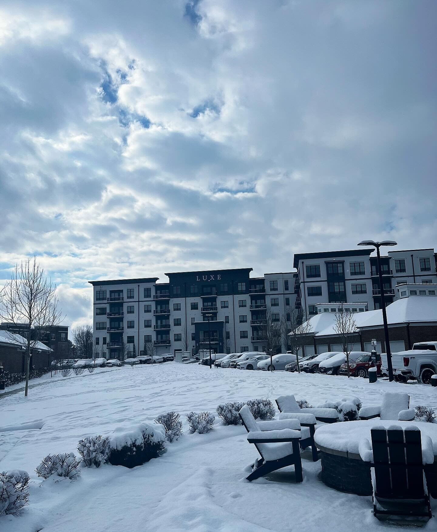 It&rsquo;s looking like a real winter wonderland out there!

Shoutout to our AWESOME maintenance team who has been here since 8am shoveling and salting sidewalks❄️ ❤️

#winter #ohioweather #snow #maintenance #ourmaintenancerocks #apartmentliving #614