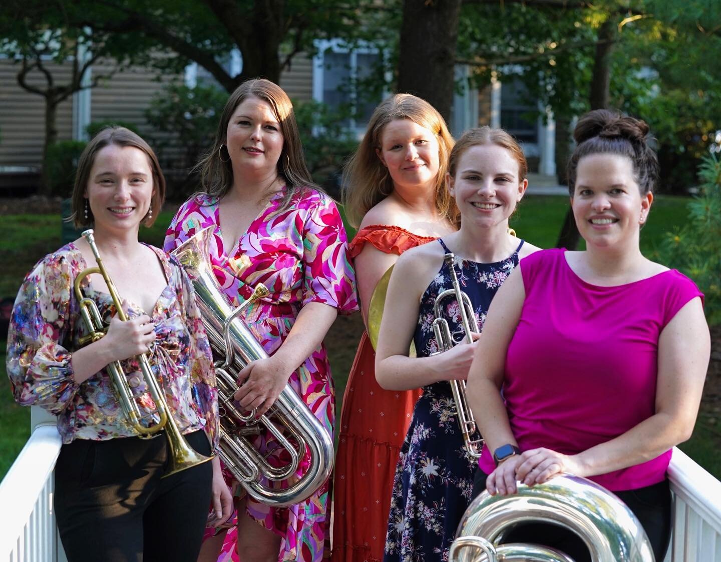 Brightening your feed with pops of color and strong women 💪🎶

#brassquintet #trumpet #horn #euphonium #tuba #womeninmusic #womenbrassplayers