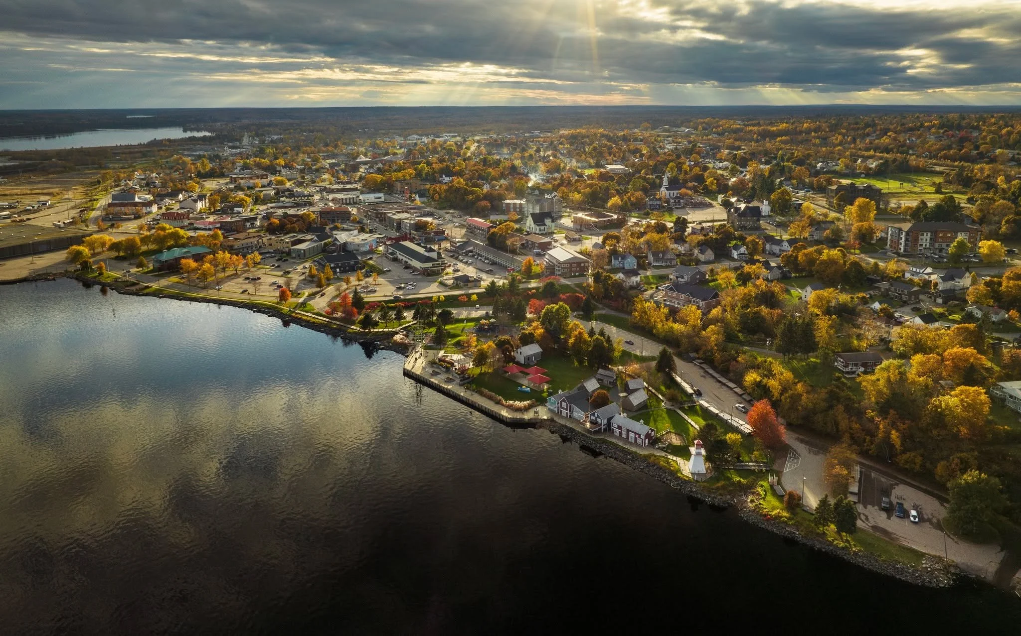 🍂 The leaves are changing in the Miramichi Region! Where&rsquo;s your favourite spot to soak up fall colours?

🍂 Les feuilles commencent &agrave; changer de couleur &agrave; Miramichi ! Quel est ton endroit pr&eacute;f&eacute;r&eacute; pour admirer