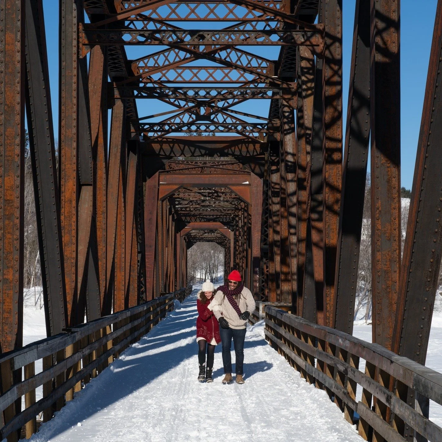 Some places are meant to be crossed slowly.
Winter does that well around here.

📷 Doaktown Train Bridge 📍Doaktown

Y&rsquo;a des endroits qu&rsquo;on traverse mieux en prenant son temps.
L&rsquo;hiver fait &ccedil;a ben comme il faut icitte.

#Disc