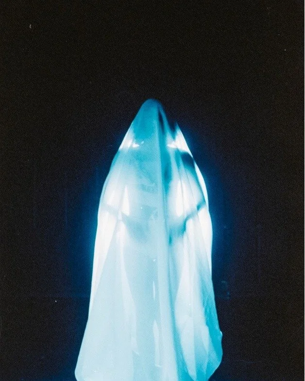 Te compartimos el proyecto del colectivo La Sastrer&iacute;a y Felipe Martinez, quien recibi&oacute; una menci&oacute;n especial en nuestra convocatoria para dar circulaci&oacute;n a su obra fotogr&aacute;fica.

HABITAR ENTRE SOMBRAS
&iquest;Qu&eacut