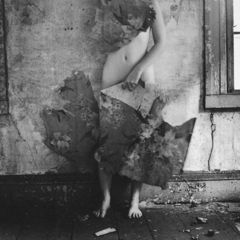 𝗙𝗿𝗮𝗻𝗰𝗲𝘀𝗰𝗮 𝗪𝗼𝗼𝗱𝗺𝗮𝗻 persigui&oacute; la vida de manera incansable: sus d&iacute;as fueron una lucha constante entre el v&eacute;rtigo y el deseo de conocerse a s&iacute; misma a trav&eacute;s de la creaci&oacute;n.

Woodman llevaba un d