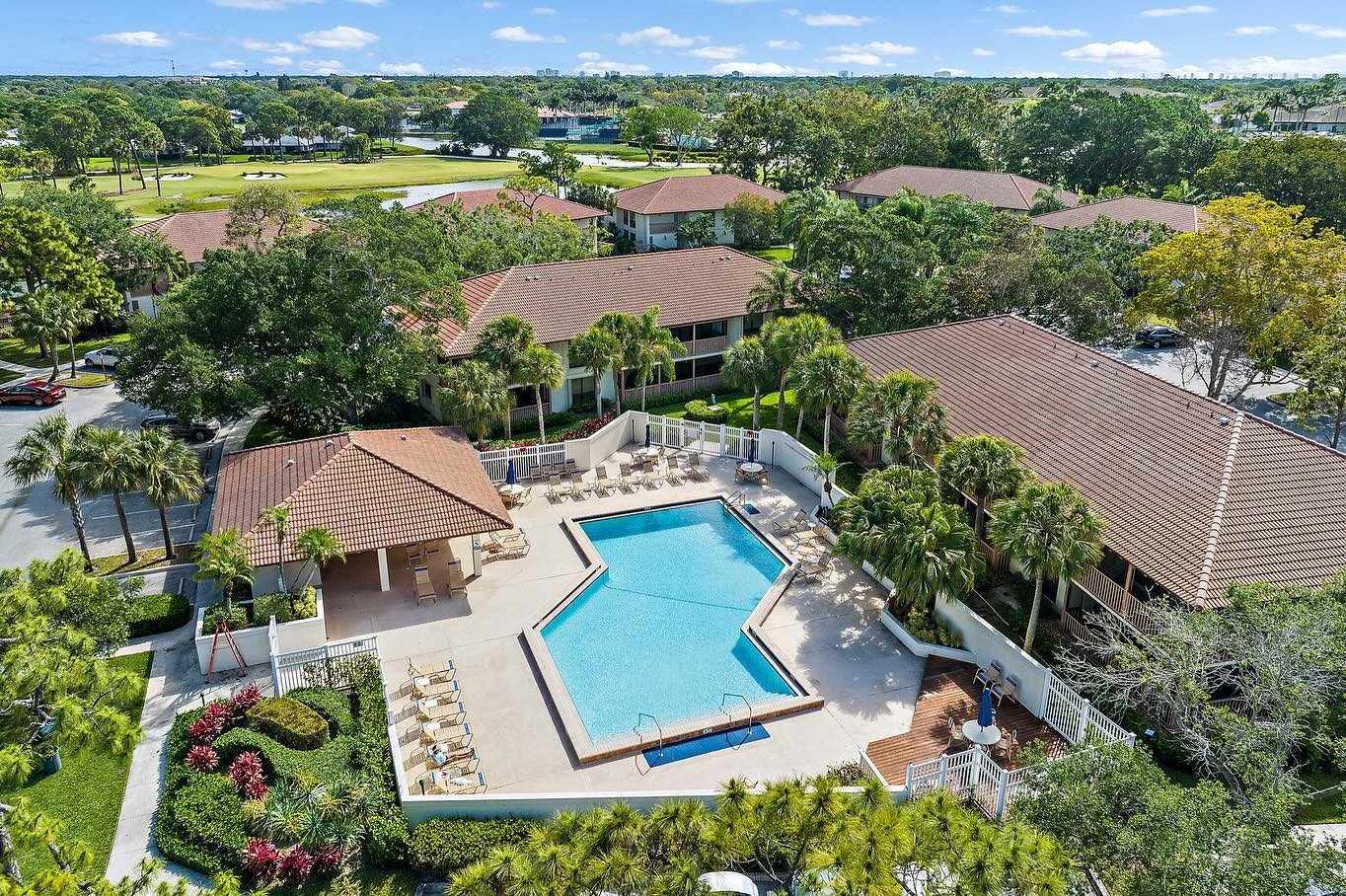 OPEN HOUSE 🏠 today at 433 Brackenwood Lane in @pganational. Stop by and check out this great little condo. Turn-key, furnished and ready to enjoy.  See you between 1pm -3pm, Saturday, April 20th.

#pganationalresortandspa #openhouse #palmbeachgarden