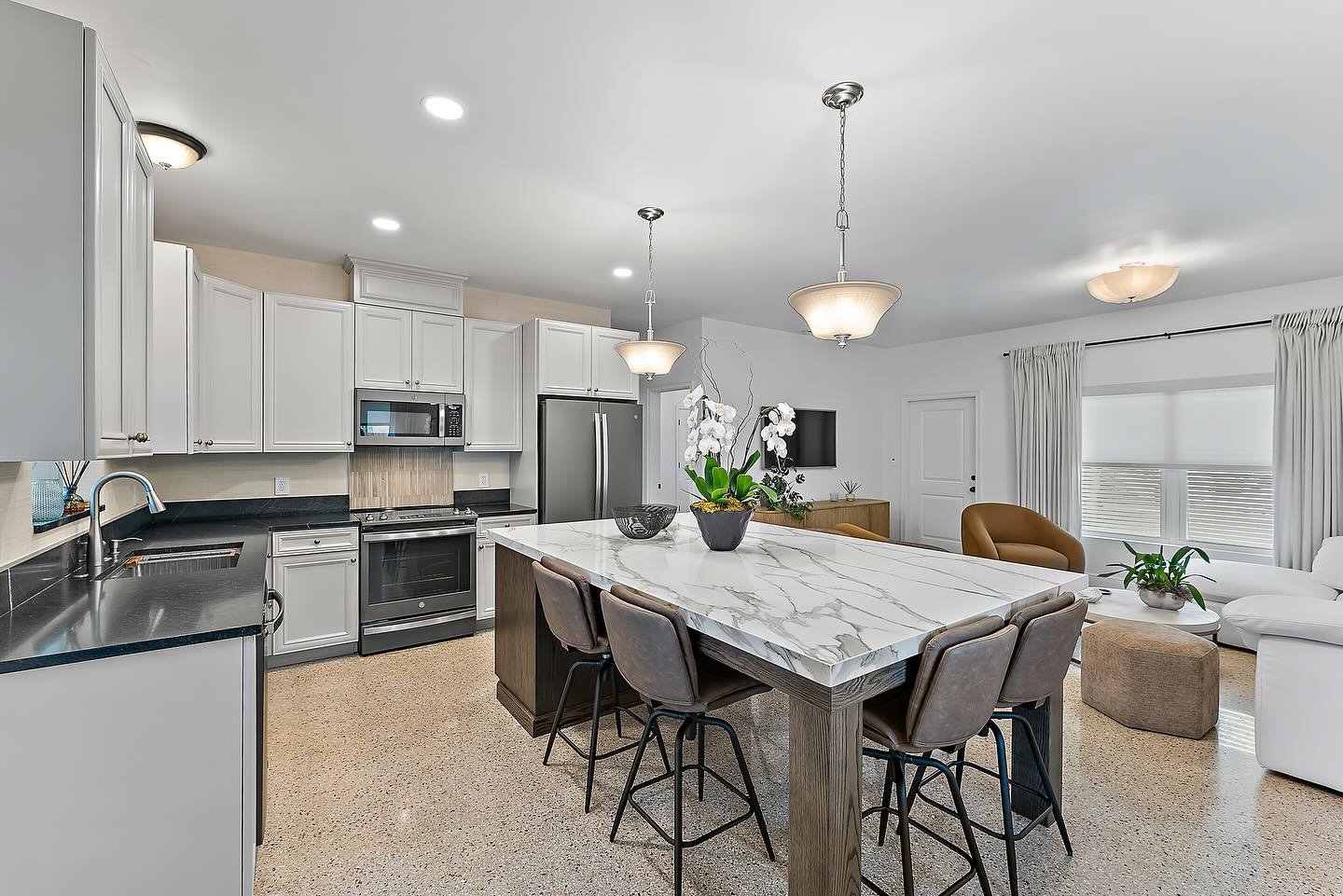 Significant price improvement for this beautifully updated home with a central location in Jupiter, Florida! Even better yet, the seller is offering $10,000 towards a rate buy-down or other improvements. Don&rsquo;t miss this opportunity!

513 E. Whi