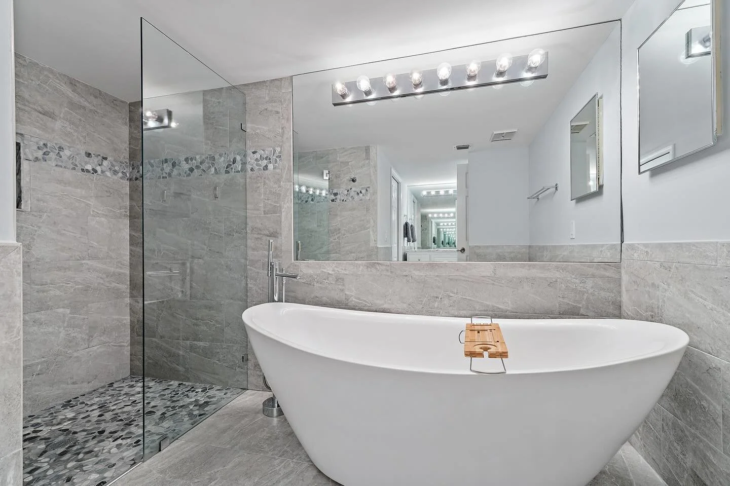 Looks like the right spot to unwind after a long week&hellip; better yet, it&rsquo;s steps from the beach. Check out Unit G3 in Beachcomber 🐚 located in Jupiter, Florida. 

4161 S US Highway 1
Unit G3

4 beds | 3 baths 
2,200 SF
Private garage

Offe