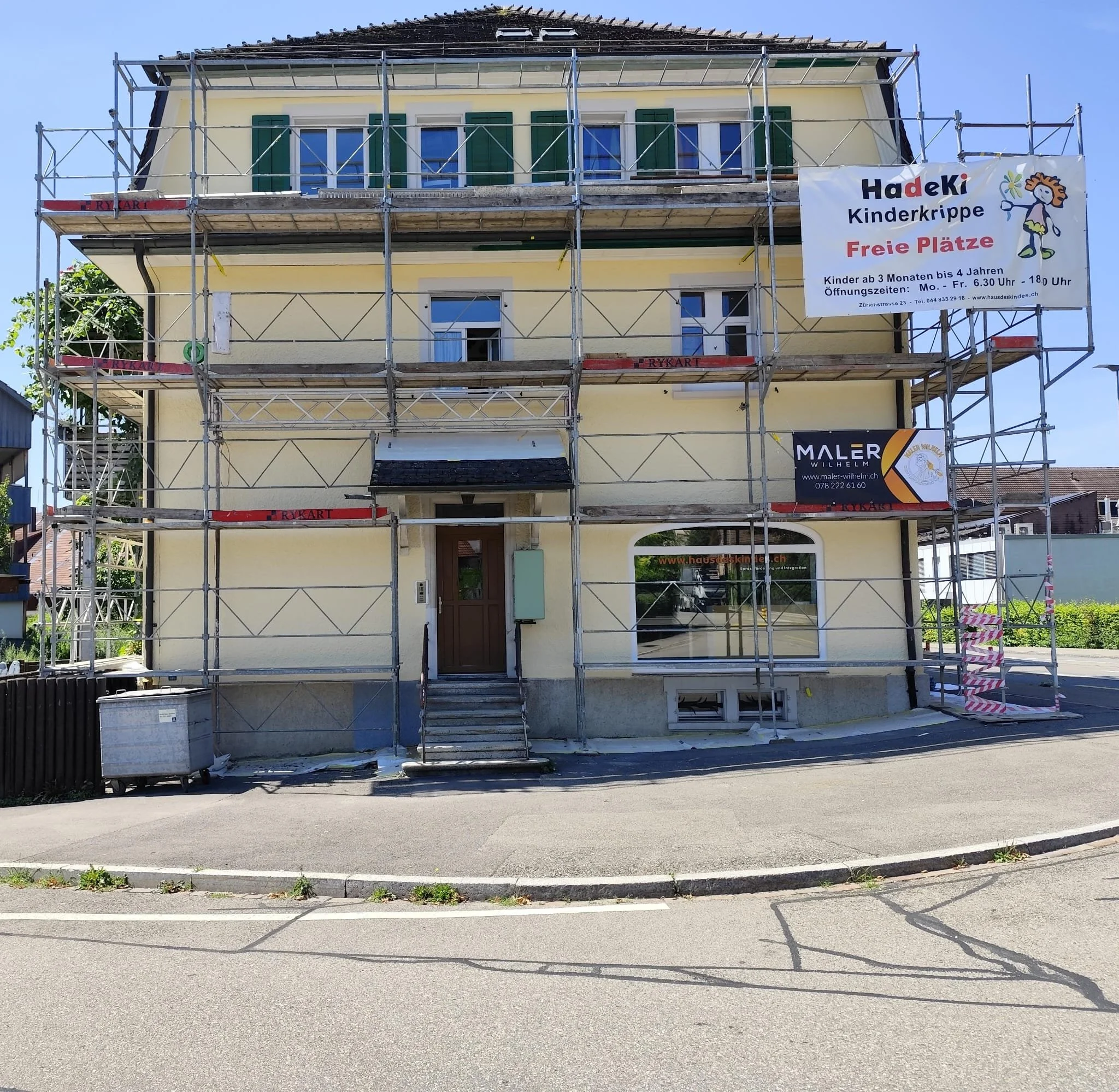 Hadeki mit gerüst Fassade.jpeg