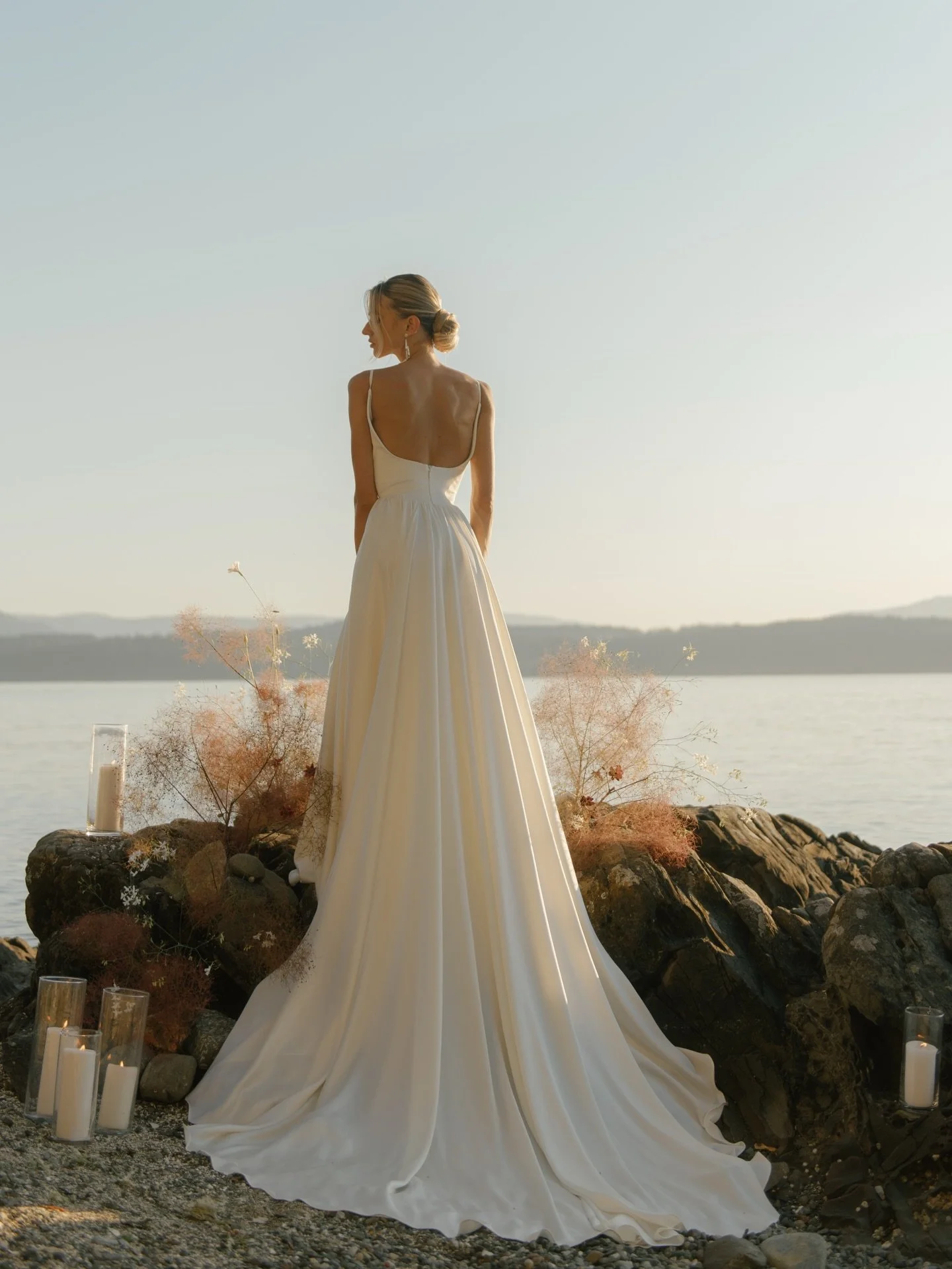 ✨Still swooning over this collaboration with some of the best ✨Marijna is a VISION in @aeslingbride Amelie gown. The way this liquid satin moves is something you simply have to experience in person!

THE DREAM TEAM: 

Photography @kaoverii_silva 
Flo