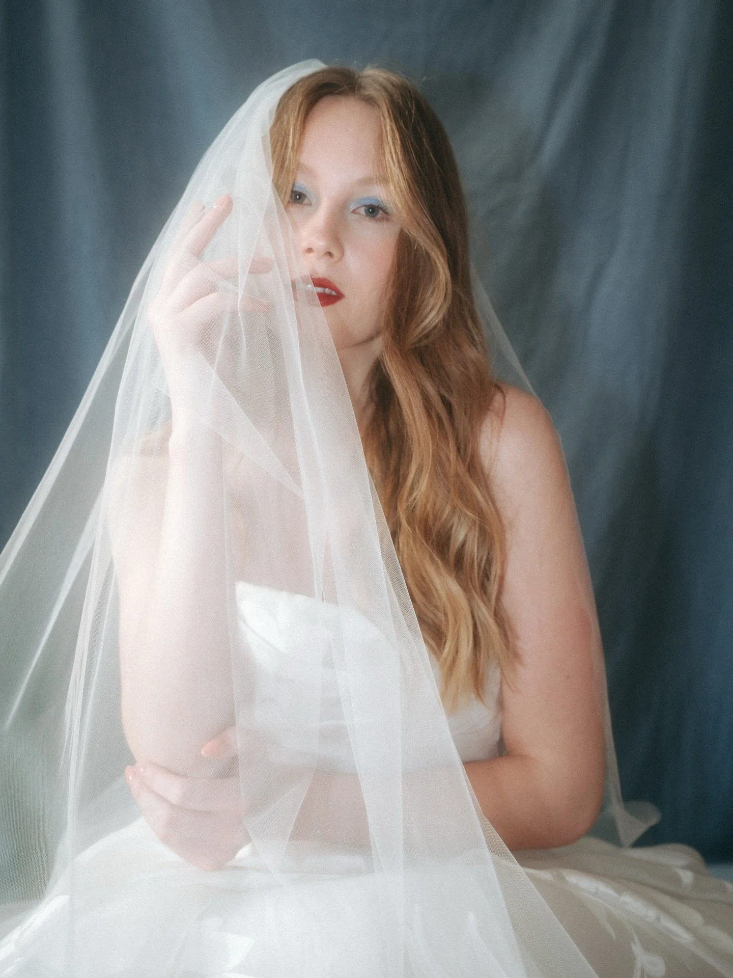 Excited to share this beautiful editorial by @robynpaigephotography 🩵 Showcasing our stunning Layla by @jennyyoonyc 

The team ✨
Concept + Photo @robynpaigephotography 
Studio @the.laneway.studio 
Model @jasmine.dayley 
Gown + veil @thewhitepeony 
M