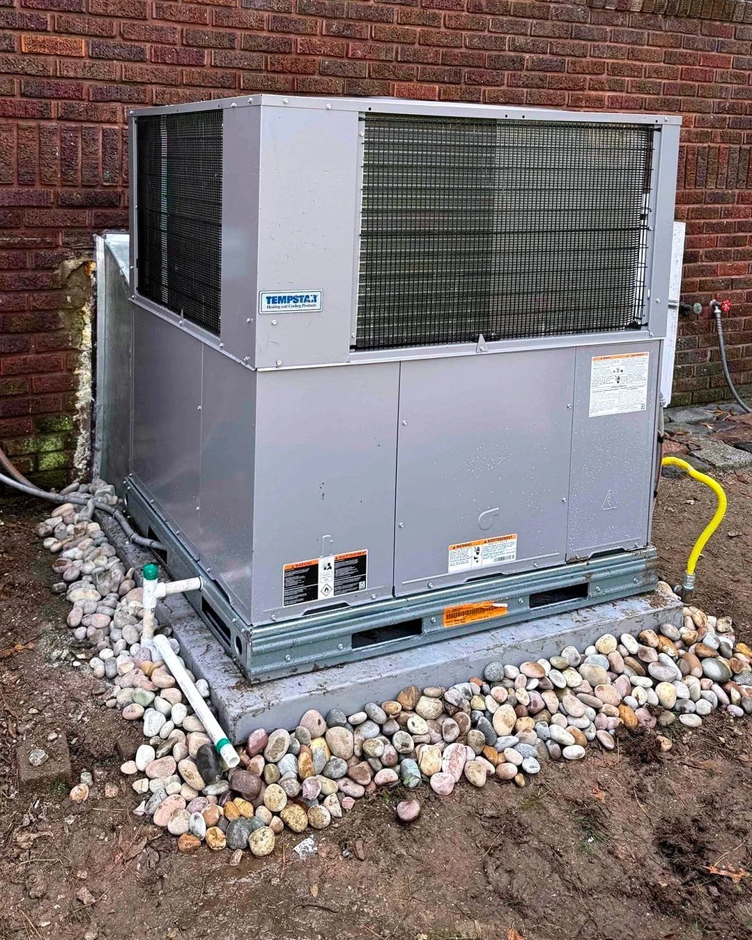 🍁🌞 The calendar says fall, but Arkansas heat clearly didn&rsquo;t get the memo. Still sweating in September? Time to call Sanders Plumbing HVAC for a quick AC tune-up &mdash; because the only thing that should be hot this season is your pumpkin spi