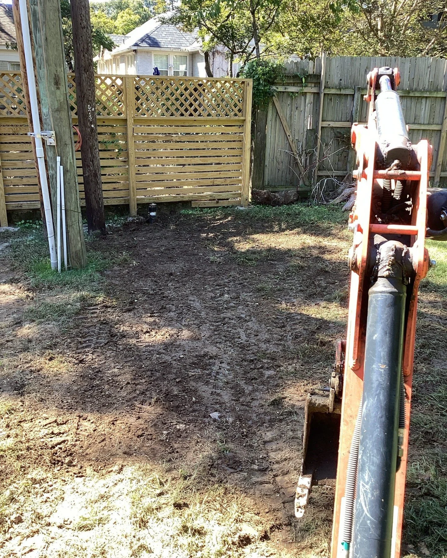 🚜💪 James and Tate got down and dirty replacing a sewer line from the cleanout to the city main. They even had to take part of the fence down to get the tractor in &mdash; but don&rsquo;t worry, the homeowner&rsquo;s dogs never missed a beat. Fence 