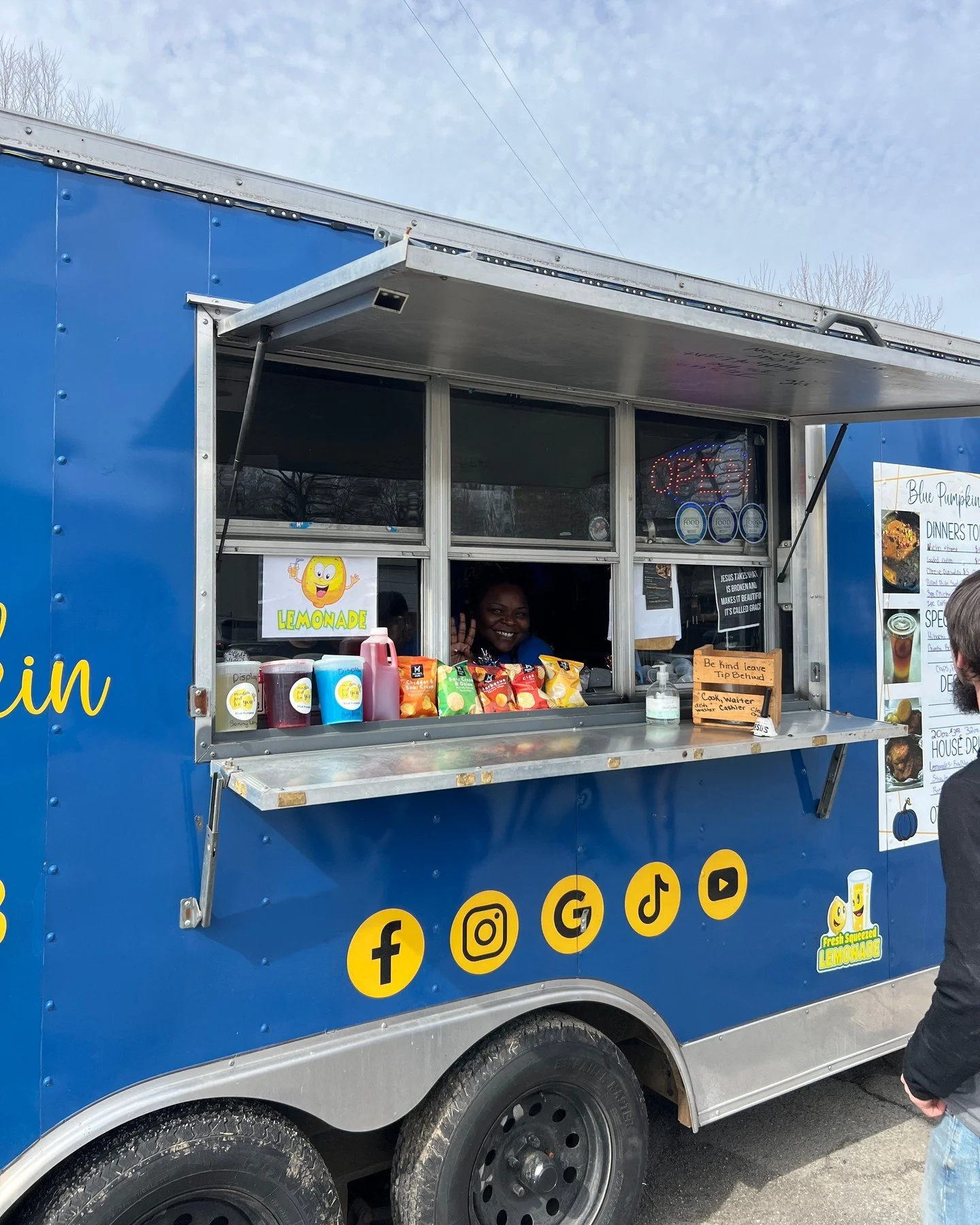 Oh, boy! Look at this yummy soul food from Blue Pumpkin. We're thrilled to have them on site today for our crew. Who's sharing?
@blue_pumpkin2020
#NLRfoodtrucks #Arkansasfoodtruck #bluepumpkin #SandersPlumbingHVAC #NLRArkansas #NorthLittleRock #Cabot