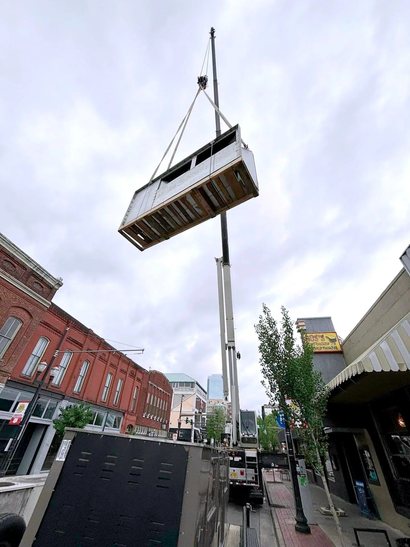It may take more than just our regular truck to get your commercial HVAC unit in place, but don't worry ... it's what we do! 
www.sandersplumbinghvac.com
#SandersPlumbingHVAC #NorthLittleRock #NLRArkansas #hvacrepairs #hvacunits #commercialhvac #b2b