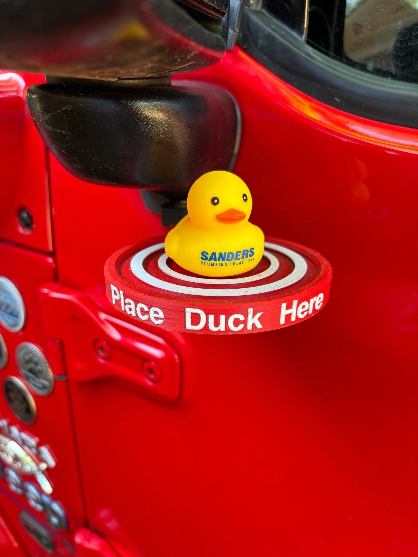 We hope this makes someone smile today! It&rsquo;s not often we find the perfect spot to leave one of our Can Do ducks!
#jeepducks #SandersPlumbingHVAC #NorthLittleRock #heatingandairconditioning