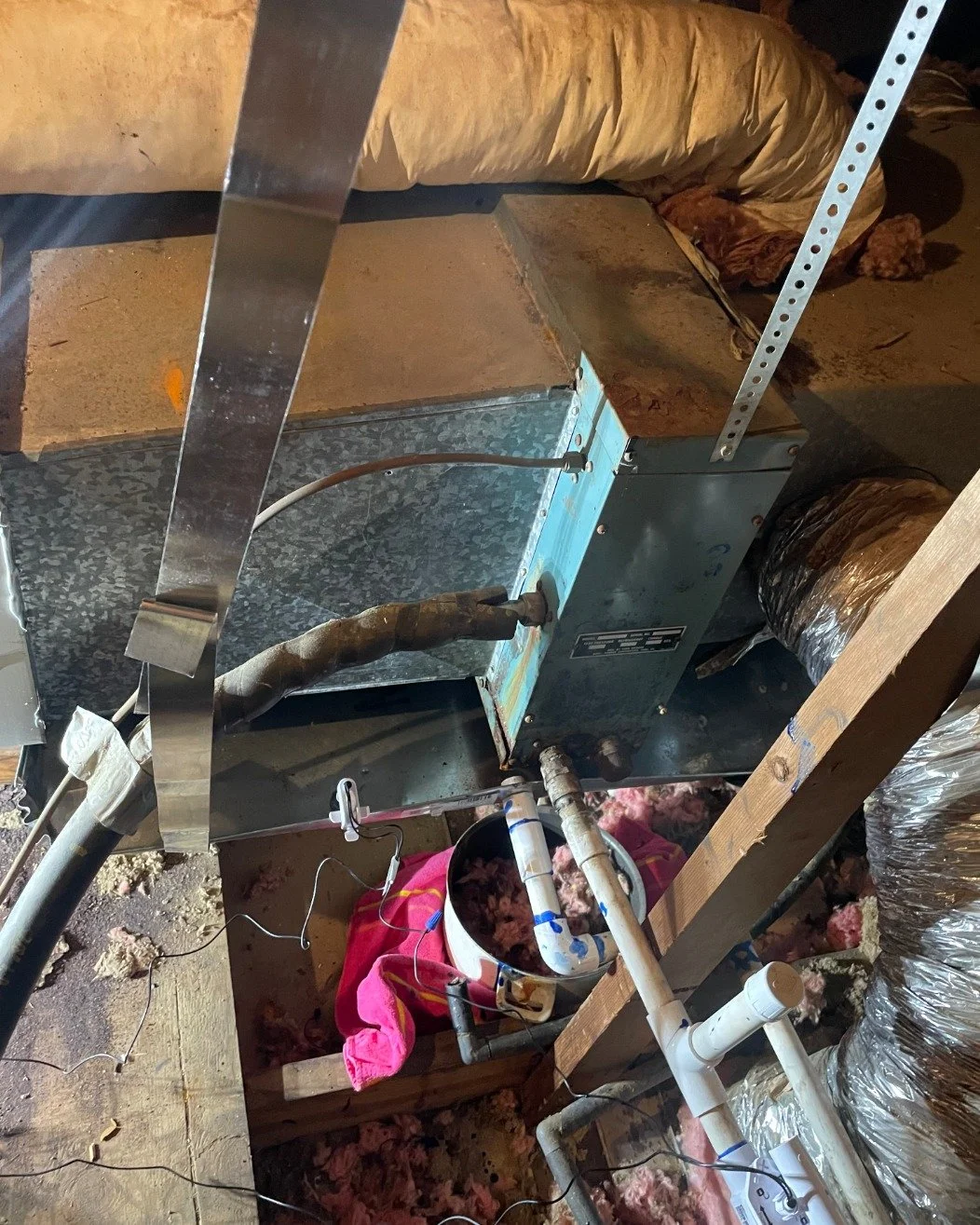 When your HVAC pan cracks and the condensation drain starts leaking... suddenly your kitchen pot isn&rsquo;t just for cooking anymore. 😬💦🍲 If you&rsquo;re catching drips from the ceiling, it&rsquo;s time to call Sanders Plumbing HVAC. A cracked dr
