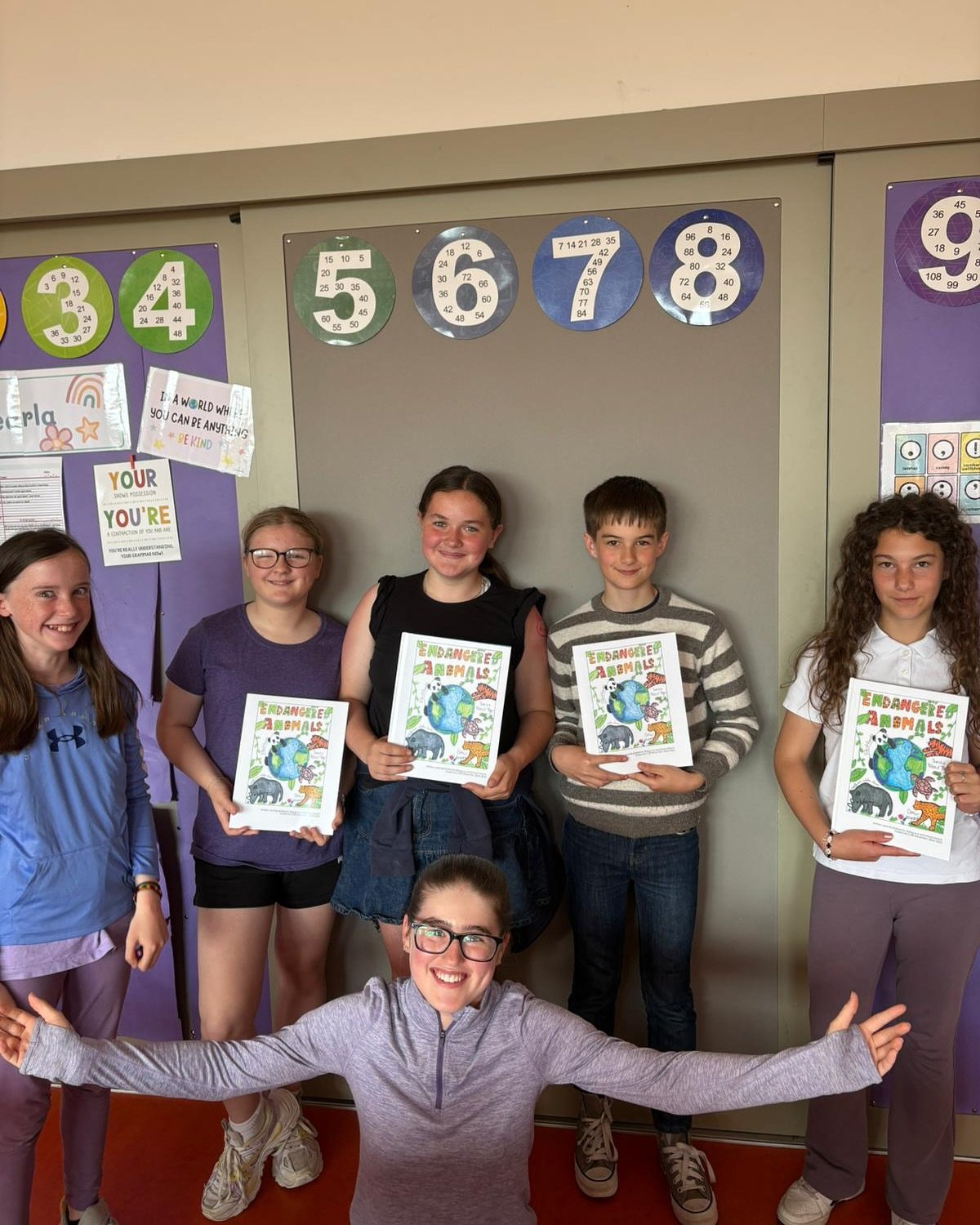 T&aacute; Rang a 6 an-s&aacute;sta lena leabhar foilsithe &lsquo;Endangered Animals&rsquo;. D&rsquo;oibrigh siad go d&iacute;cheallach air i mbliana. 

Rang a 6 are very happy with their published book on Endangered Animals. They worked very hard on 